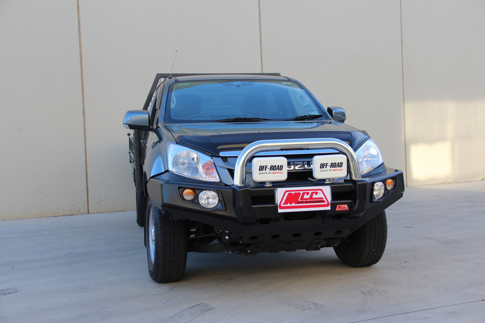 MCC 'FALCON SINGLE LOOP BULLBAR - STAINLESS OR BLACK LOOP - ISUZU D-MAX (4WD) 2012-2016