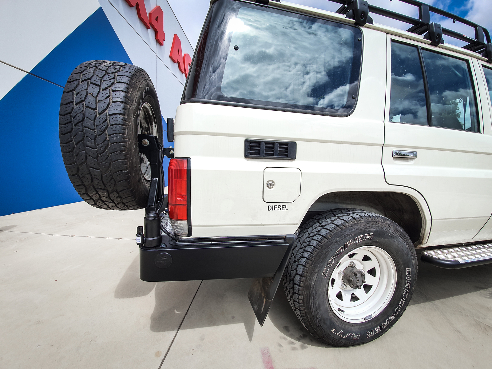 MCC WHEEL CARRIER AND DUAL JERRY CAN - TOYOTA LANDCRUISER 70 SERIES 1984-03/2007