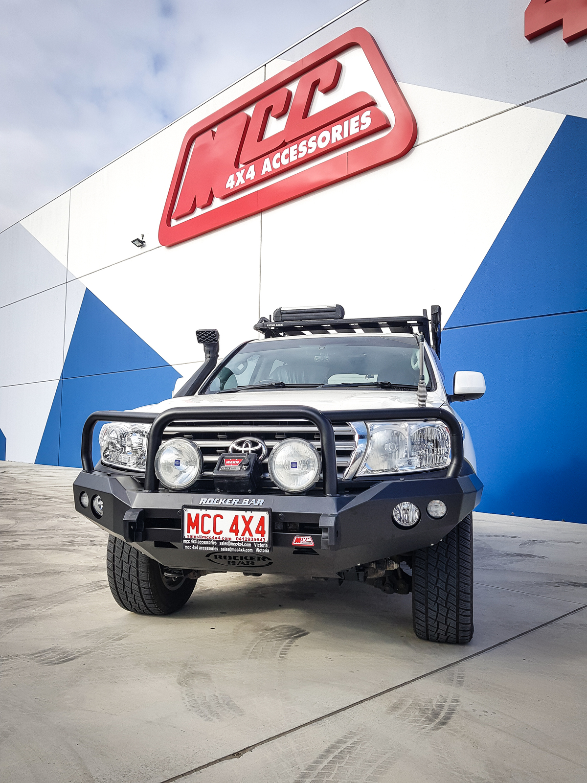 MCC ROCKER TRIPLE LOOP BAR W/UBP & FOGS TO SUIT TOYOTA LANDCRUISER 200 SERIES 2007-2015