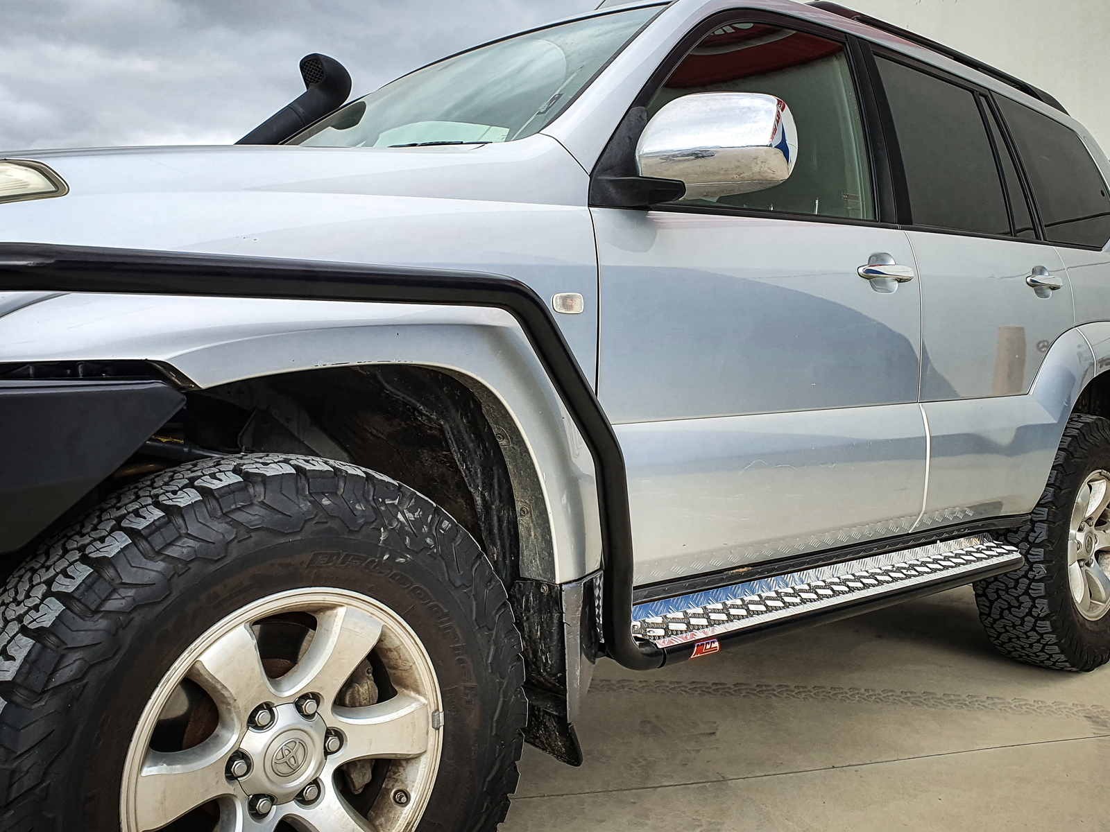 MCC BLACK SIDE STEP, RAIL & SWIVEL - TOYOTA LANDCRUISER PRADO 120 SERIES 2003-2009