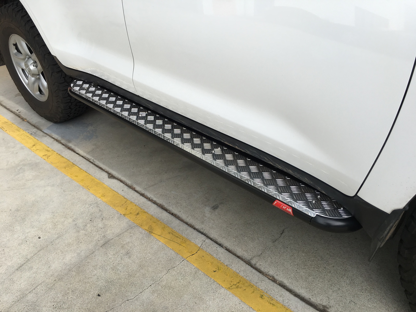 MCC SIDE STEP BLACK TO SUIT TOYOTA LANDCRUISER 200 SERIES 2007-2015 SECOND FACE LIFT (SERIES 3 ON)