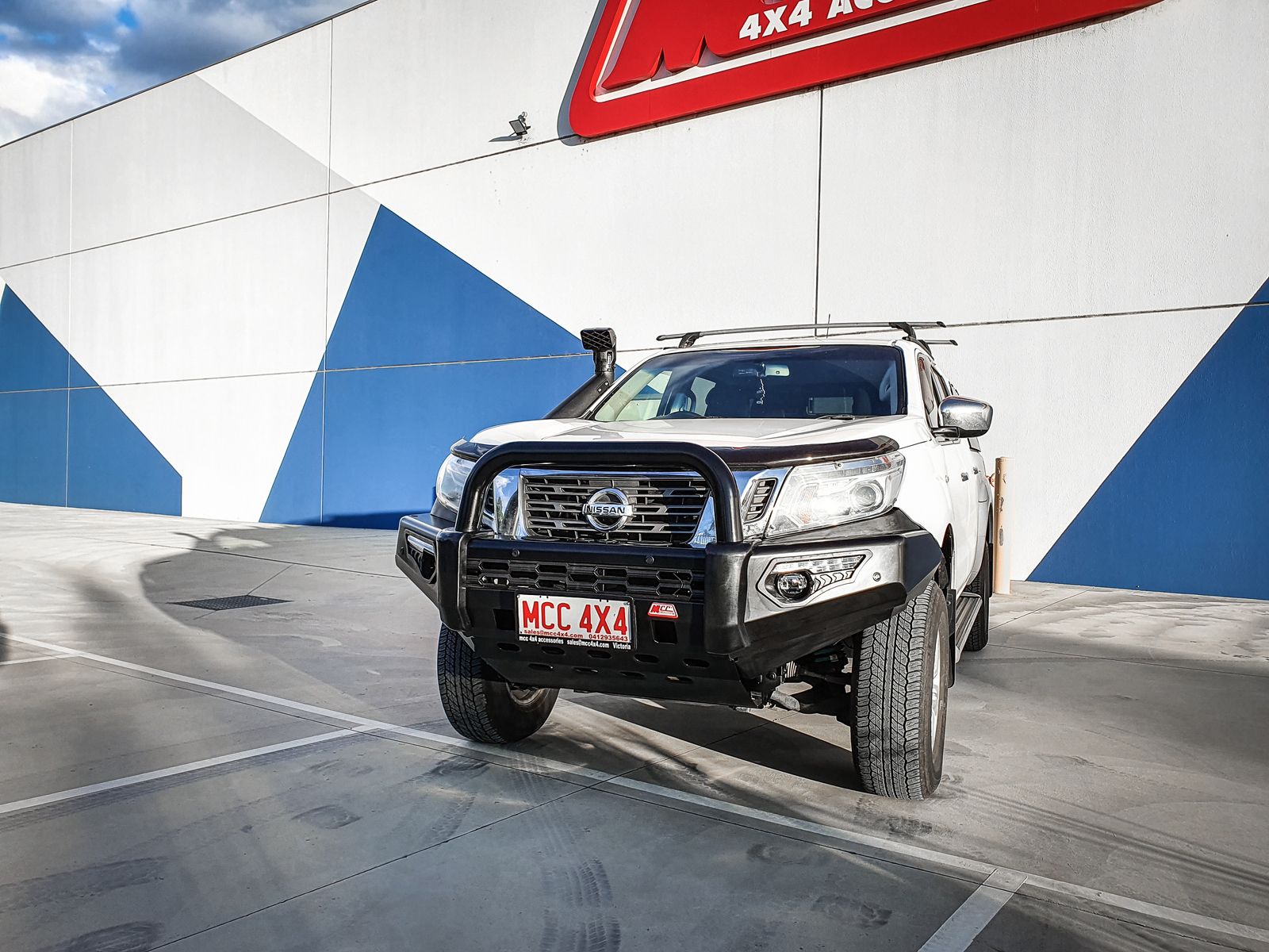 MCC PHEONIX BLACK SINGLE LOOP W/ FOG & PLATES TO SUIT NISSAN NAVARA NP300 06/2015-ON & PATHFINDER R51 2011-13 (SMOOTH)