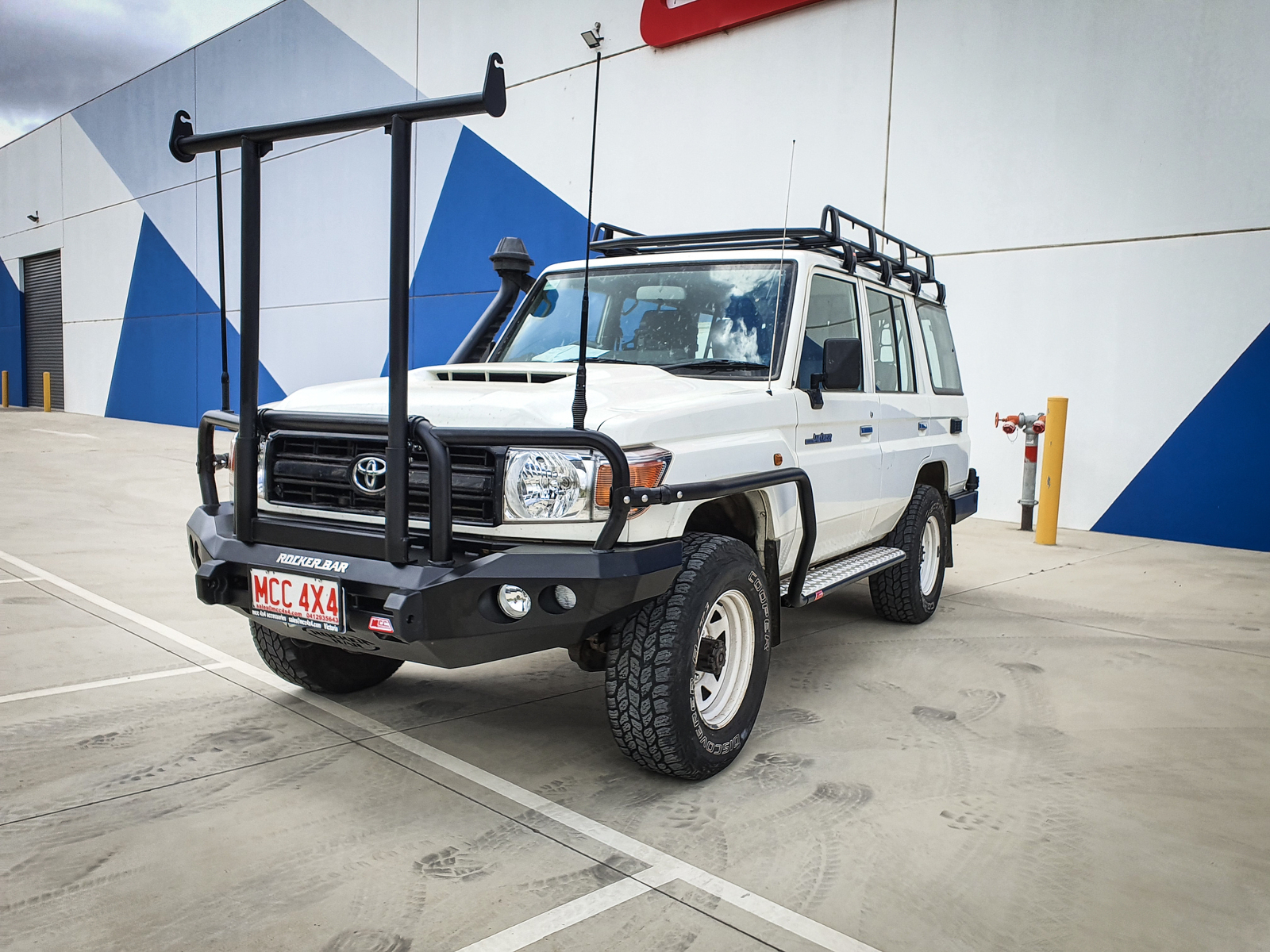 MCC ROCKER 3 LOOP SANDBLACK WELDED BULL BAR TO SUIT TOYOTA LANDCRUISER 70 SERIES (76,78,79) 2007 TO PRESENT