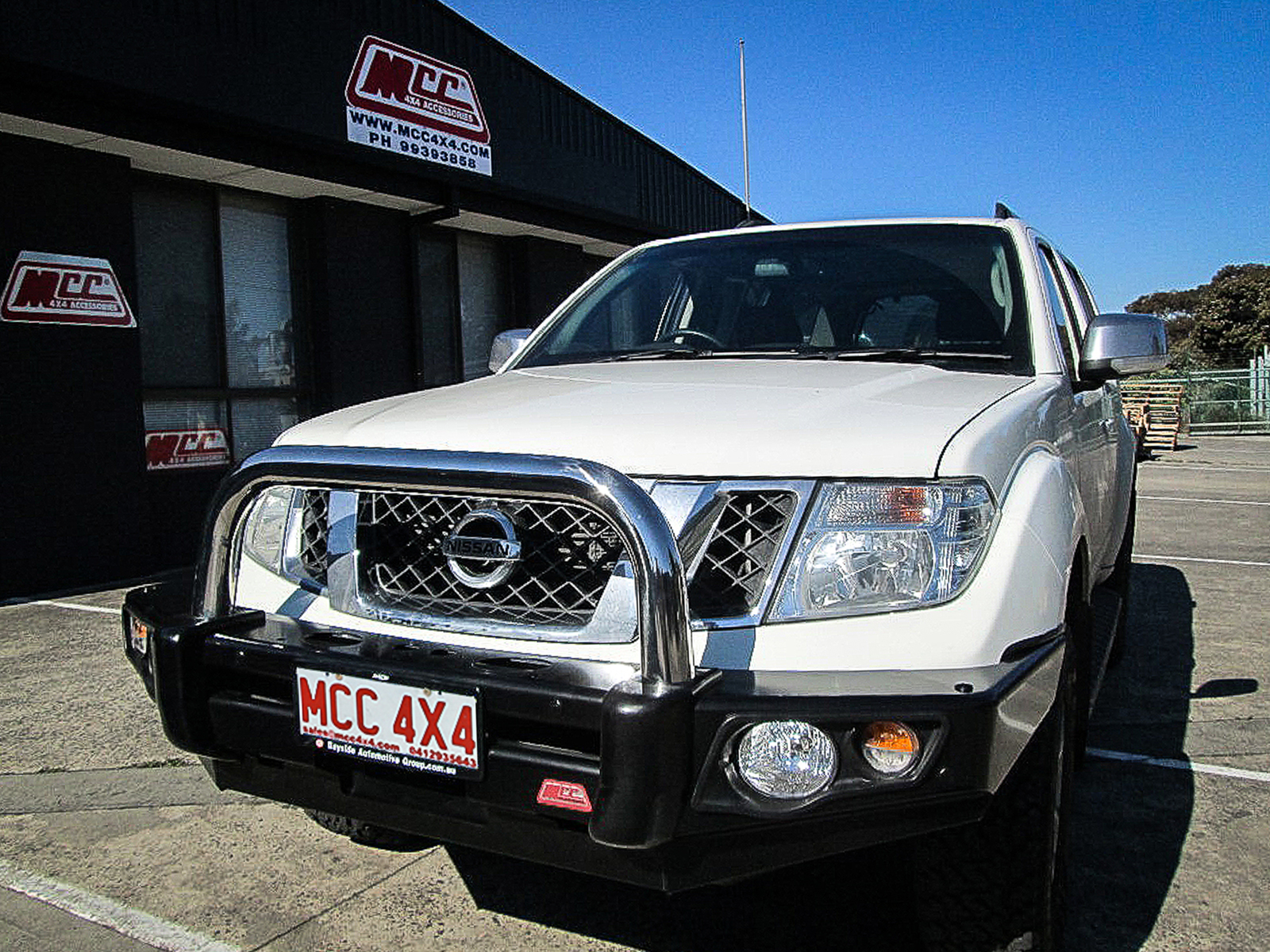 MCC FALCON STAINLESS SINGLE LOOP W/ FOGS AND PLATES TO SUIT NISSAN NAVARA D40 2011-2014 (AFRICA, SPAIN STX) & PATHFINDER R51 11-13 (SMOOTH)