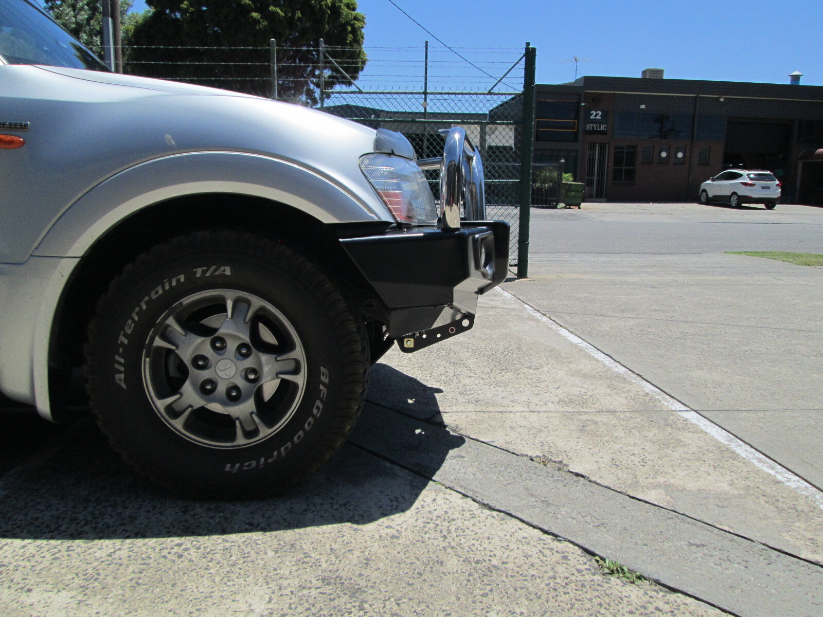MCC FALCON STAINLESS TRIPLE LOOP W/ PLATES & FOGS TO SUIT MITSUBISHI PAJERO (NM, NP) 2000-2006