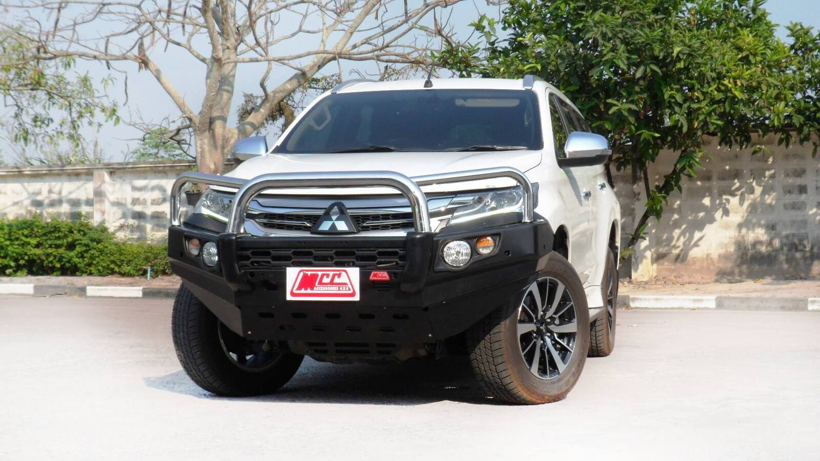 MCC STAINLESS TRIPLE LOOP FALCON BAR W/ FOG & PLATES TO SUIT MITSUBISHI PAJERO SPORT 12/2015-2020