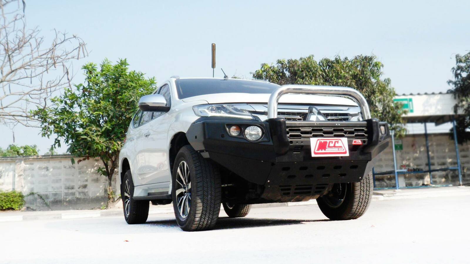 MCC STAINLESS SINGLE LOOP FALCON BAR WITH PLATES AND FOGS TO SUIT MITSUBSHI PAJERO SPORT 12/2015-2020