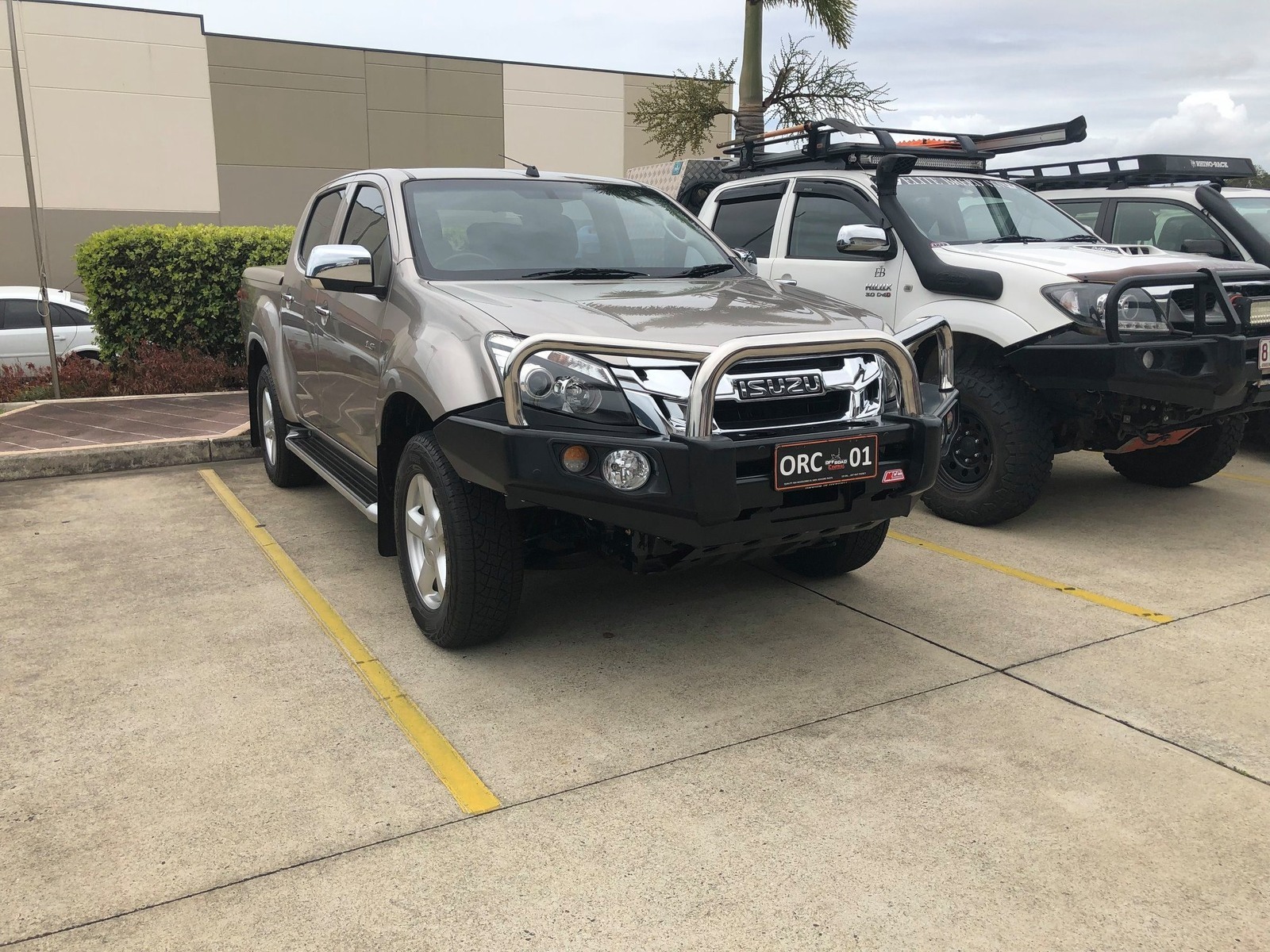 MCC FALCON TRIPLE & SINGLE LOOP BULL BAR OPTIONS TO SUIT ISUZU DMAX / MUX 2017 - 09/2019