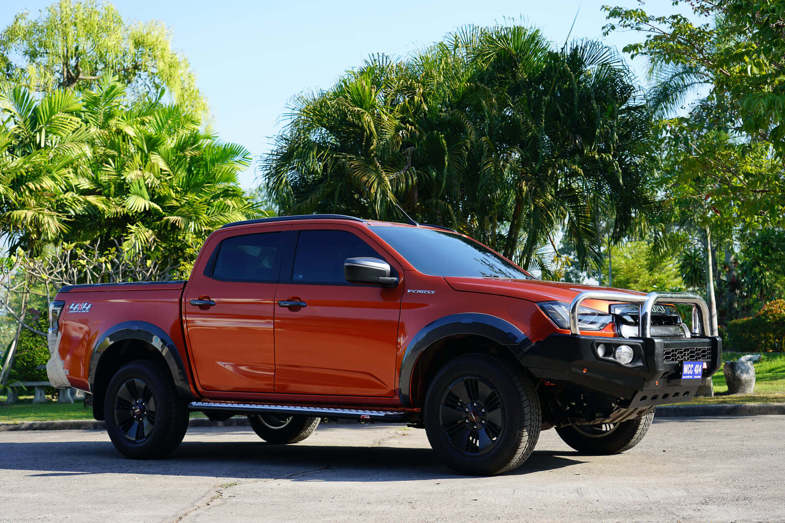 MCC BLACK SIDE STEP - ISUZU DMAX 2019 ON