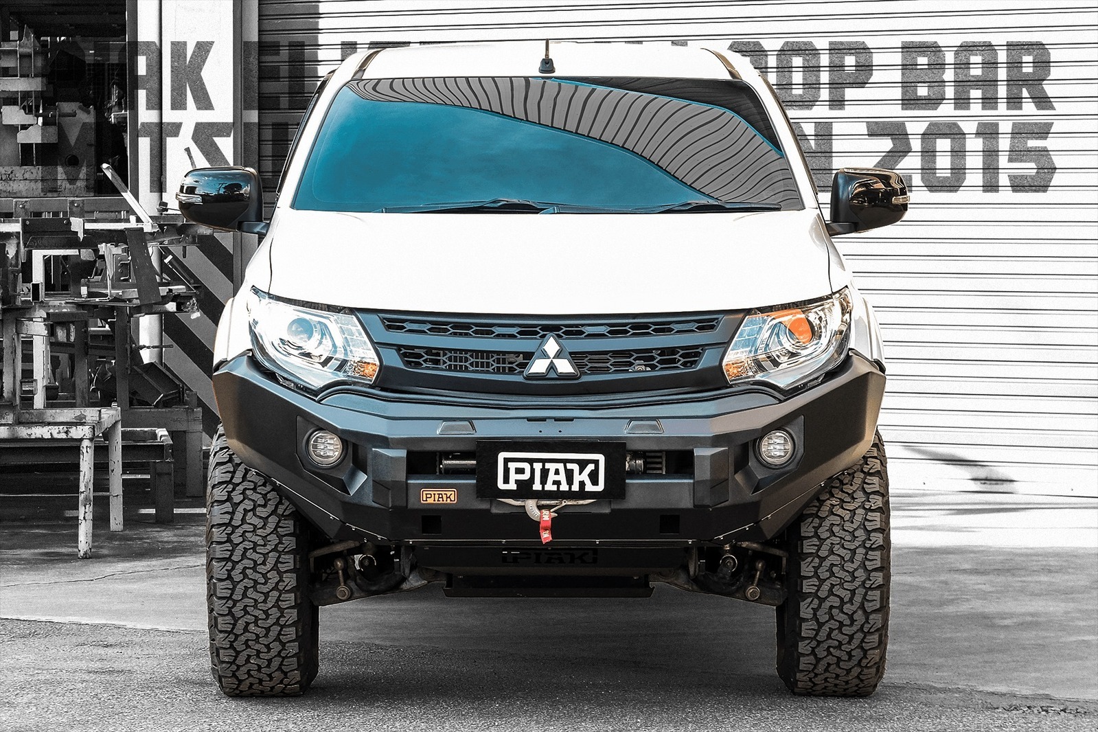 PIAK ELITE NO LOOP BAR W/BLACK TOW POINTS TO SUIT MITSUBISHI PAJERO SPORT QE 2016-2019 (OE WATER BOTTLE)