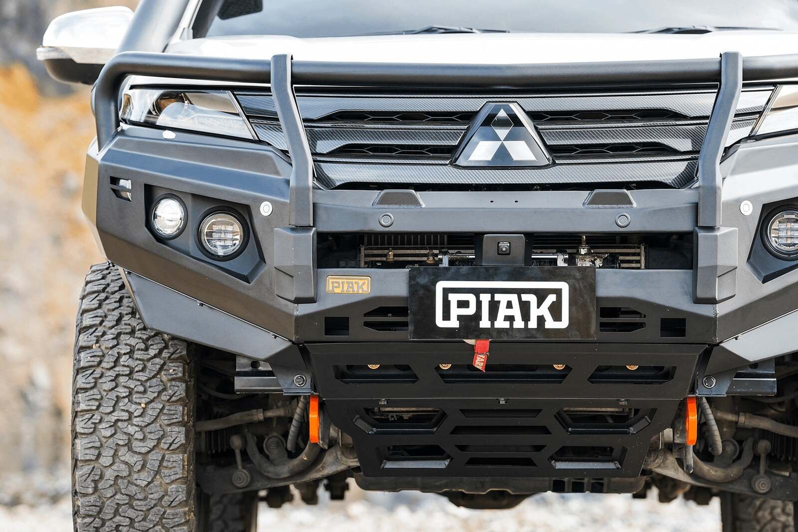 PIAK ELITE POST BAR W/ORANGE TOW POINTS & BLACK UBP TO SUIT MITSUBISHI PAJERO SPORT QF (2020-ON)