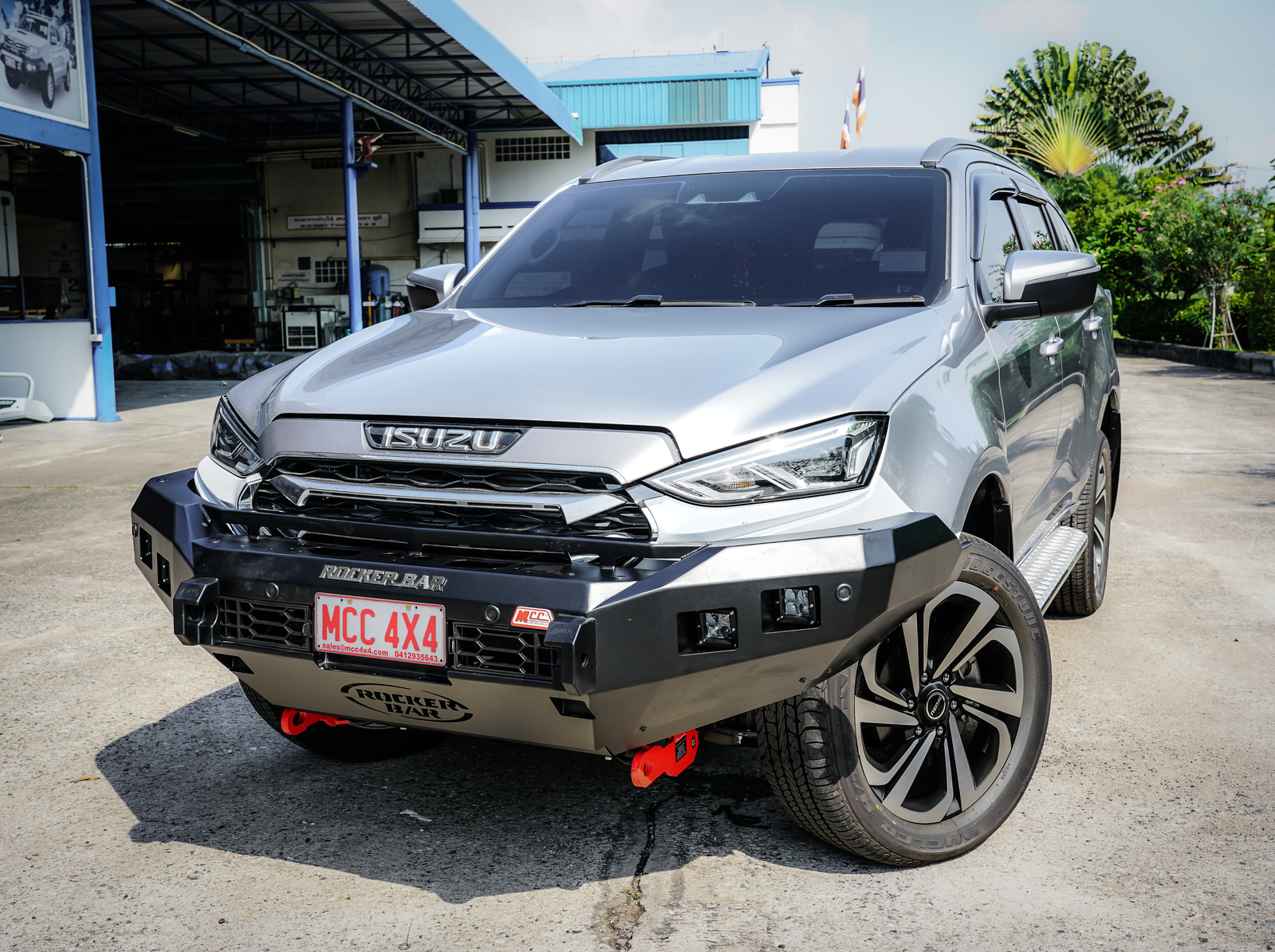MCC LOW LOOP ROCKER FRONT BAR W/UBP & FOGS - ISUZU MUX 2021 ON