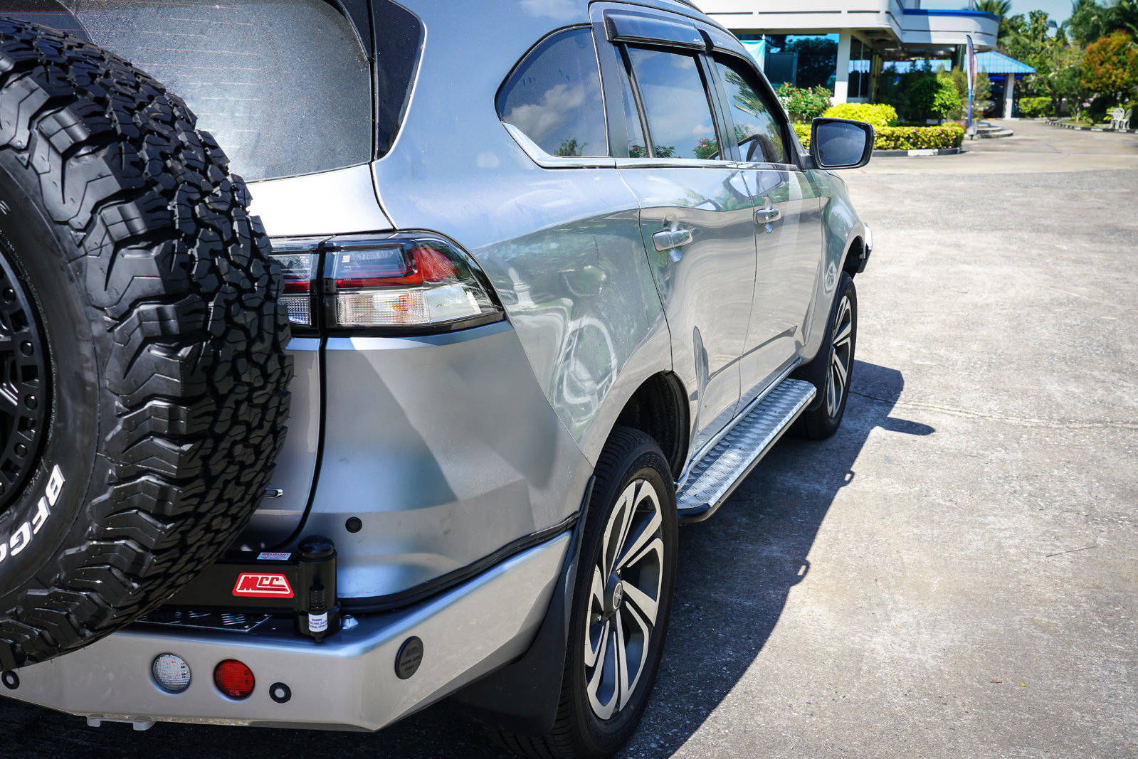 MCC SANDBLACK SIDE STEP, RAIL & SWIVEL - ISUZU MUX 2021 ON