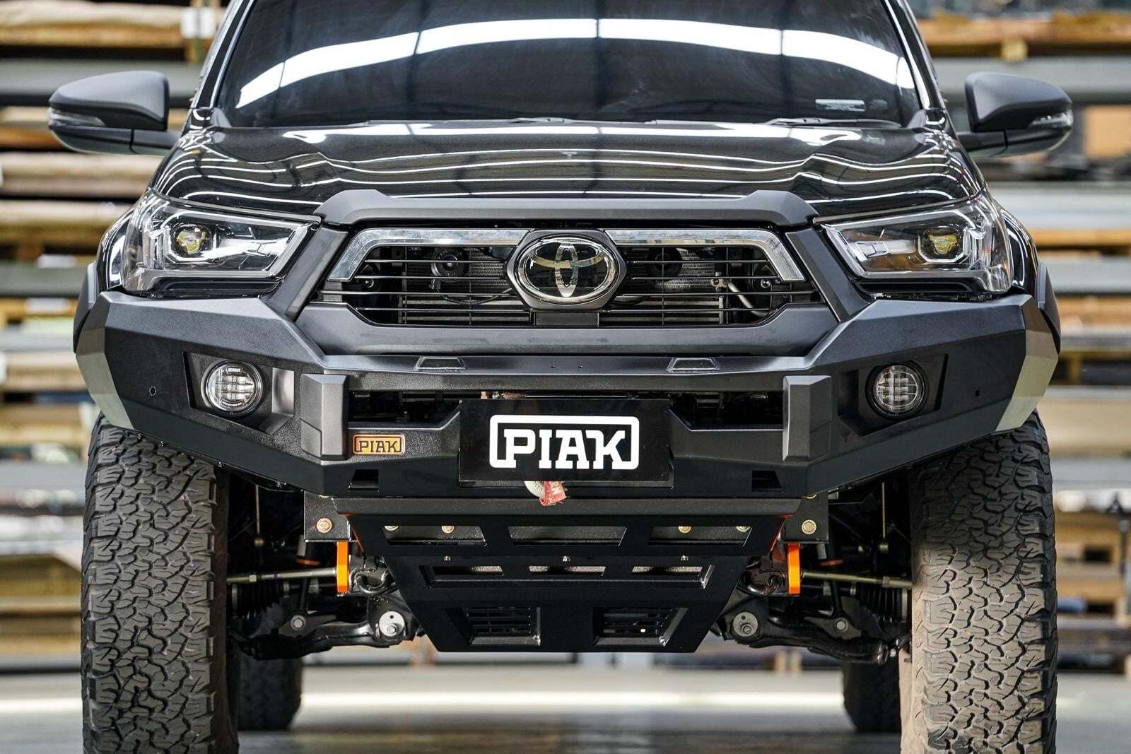 PIAK ELITE NO LOOP BAR W/ORANGE TOW POINTS & BLACK UBP TO SUIT TOYOTA HILUX (2020-ON)