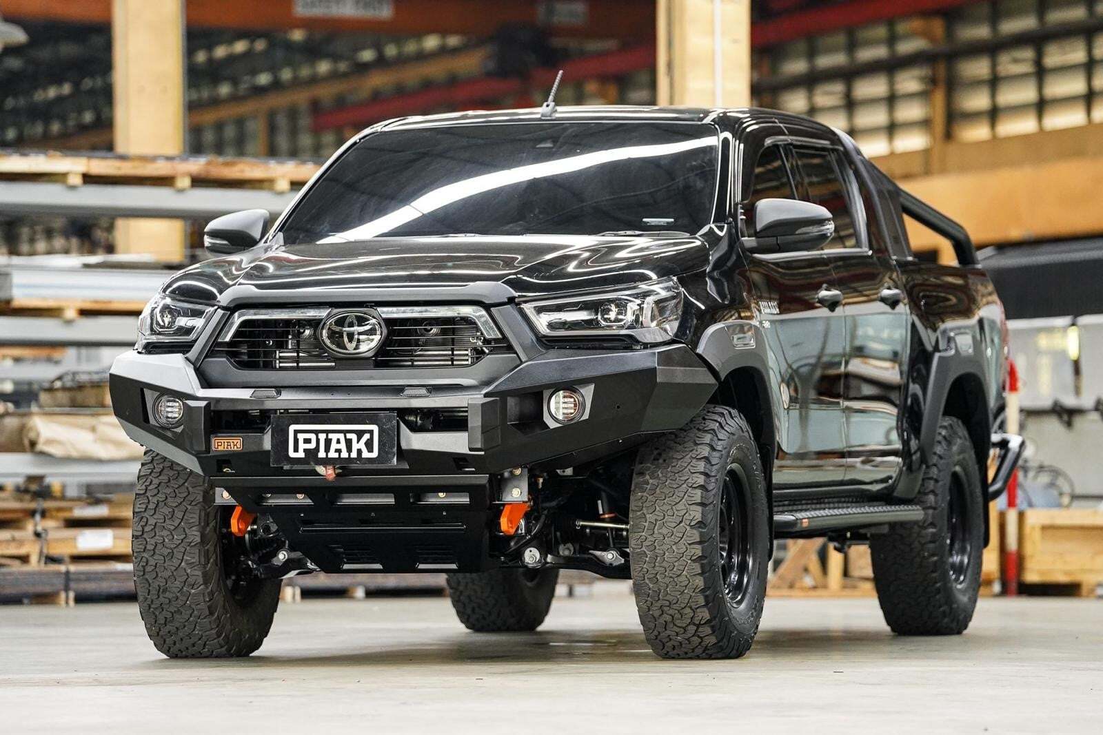 PIAK ELITE NO LOOP BAR W/ORANGE TOW POINTS & ORANGE UBP TO SUIT TOYOTA HILUX (2020-ON)