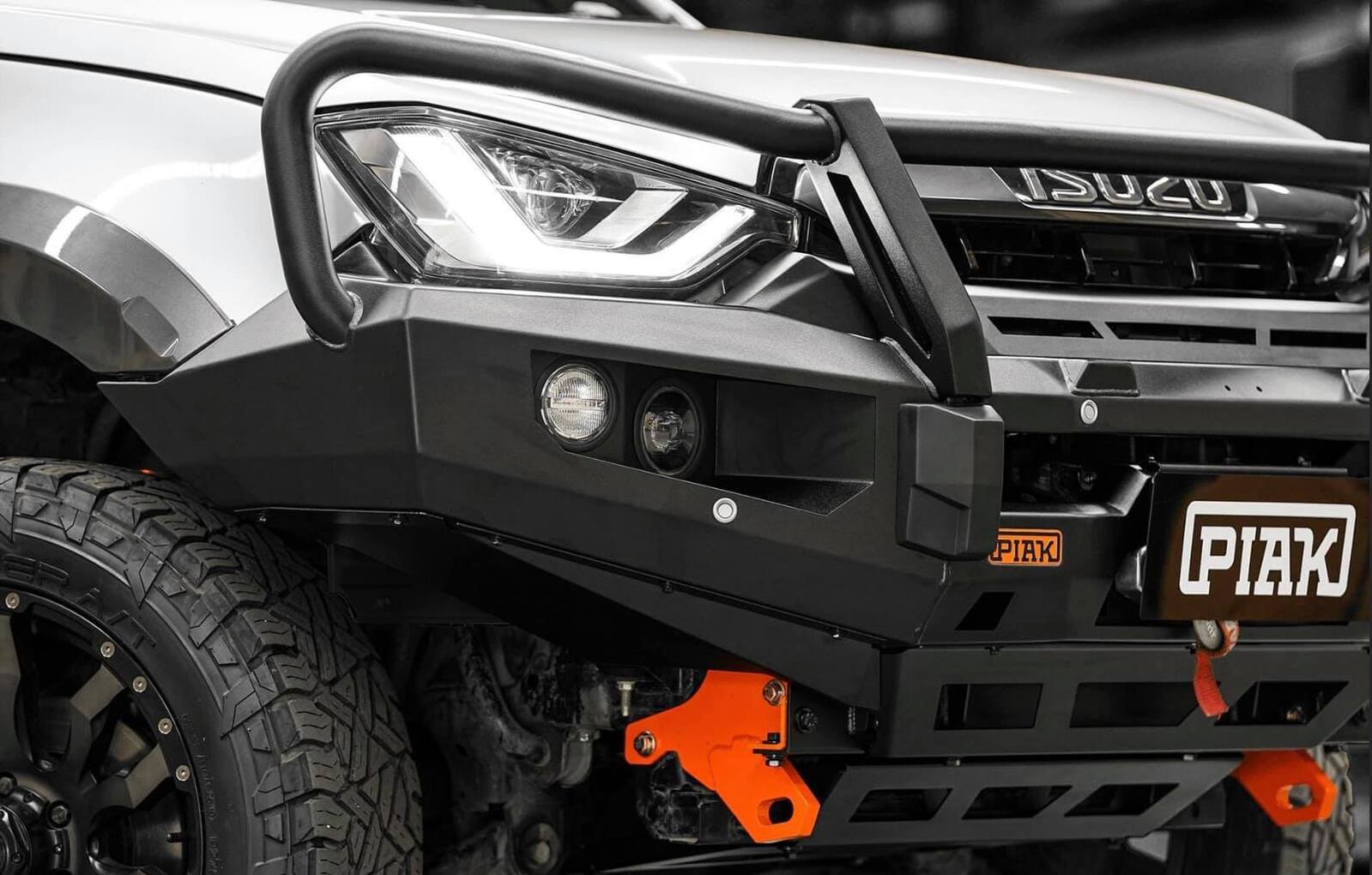 PIAK ELITE POST BAR W/ORANGE TOW POINTS & BLACK UBP TO SUIT ISUZU DMAX (2020-ON)