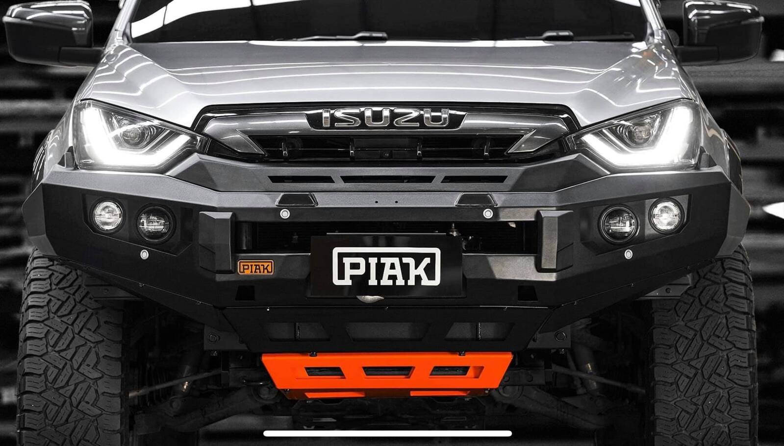 PIAK ELITE NO LOOP BAR W/ORANGE TOW POINTS & BLACK UBP TO SUIT ISUZU DMAX (2020-ON)