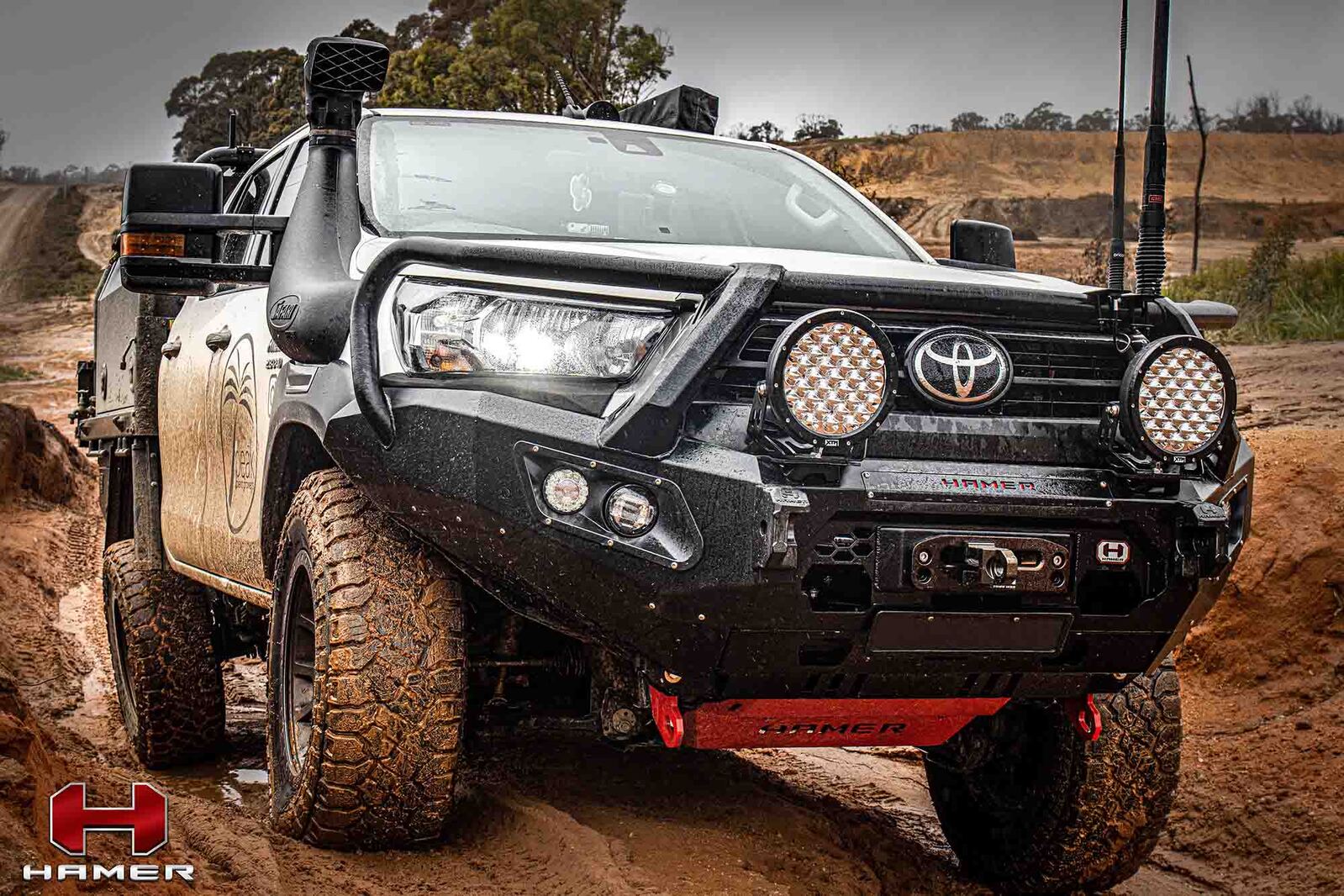 HAMER KING SERIES PLUS BULL BAR TO SUIT TOYOTA HILUX W/FENDERS (2020-ON)