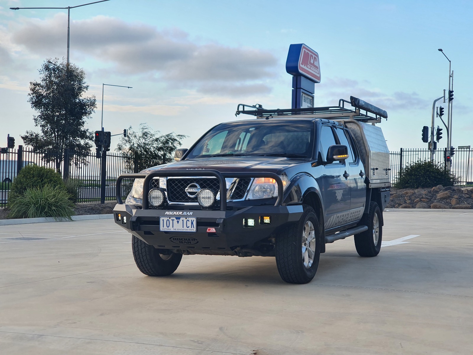 MCC ROCKER SANDBLACK TRIPLE LOOP WELDED W/ FOGS TO SUIT NISSAN NAVARA D40 05-15 & PATHFINDER R51 05-10 (GROOVE)