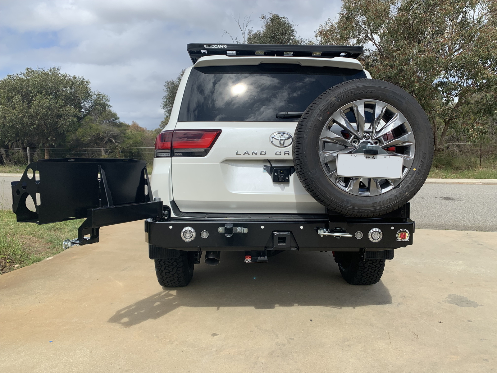 OUTBACK ACCESSORIES WHEEL CARRIER (SINGLE WHEEL, DUAL JERRY) TO SUIT LAND CRUISER 300 SERIES (2022-ON)