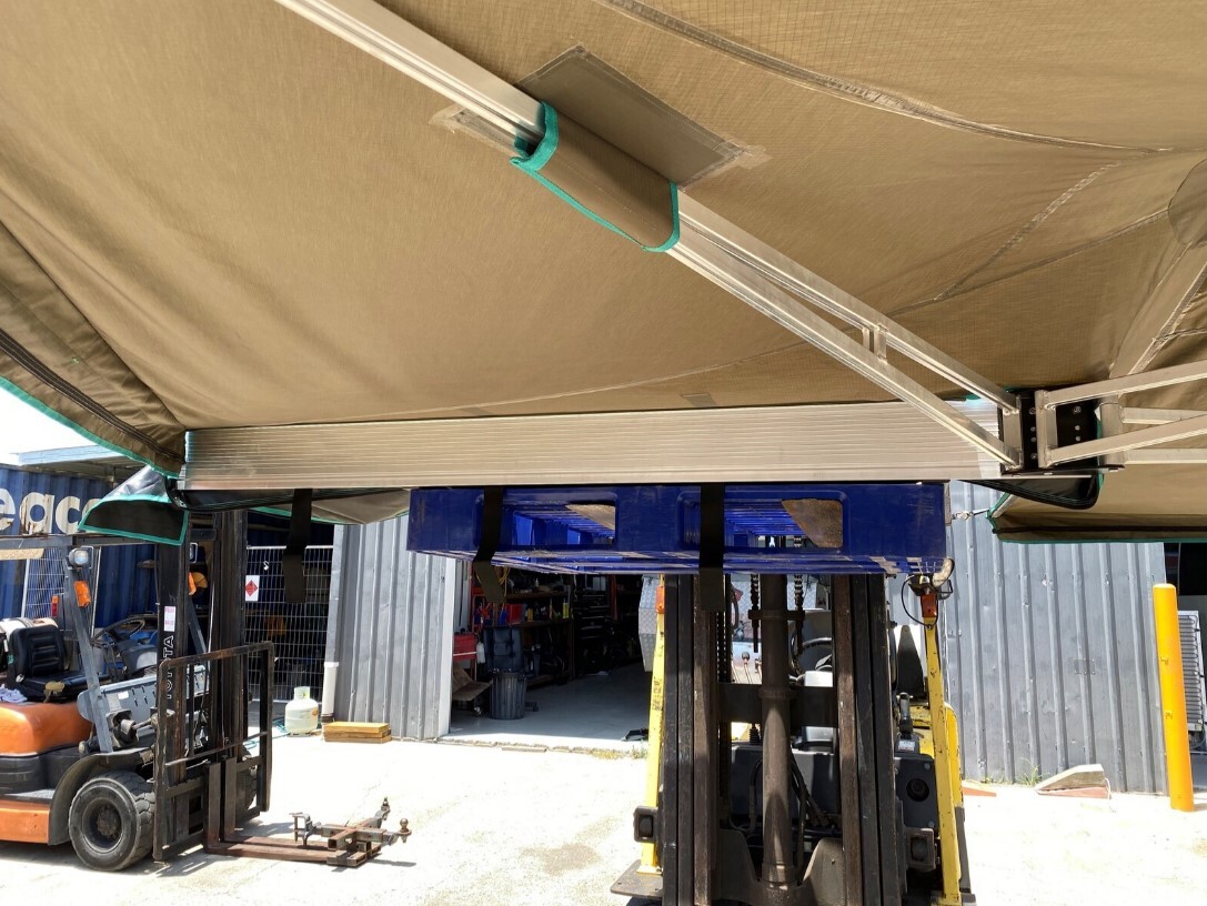 30 SECOND AWNINGS 2.1M AWNING STARTER PACKAGE (PASSENGER SIDE ONLY)