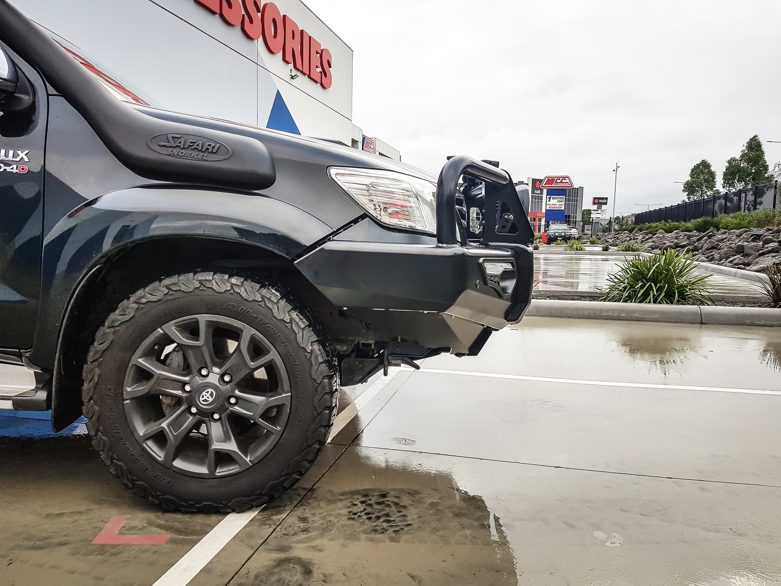 MCC PHOENIX A-FRAME BULLBAR W/UBP & FOGS TO SUIT TOYOTA HILUX (VIGO CHAMP MK7) 2005-2015
