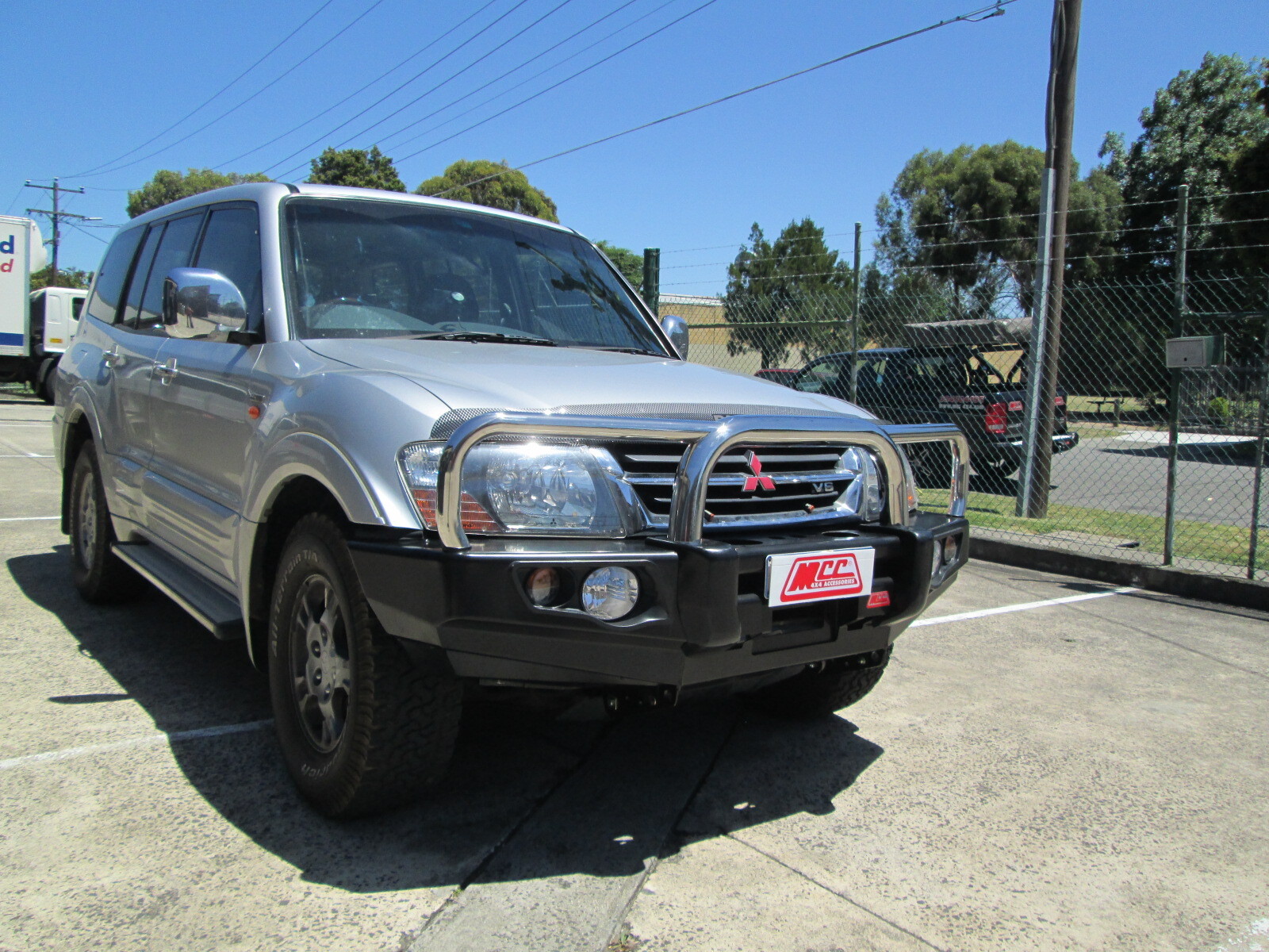 MCC FALCON STAINLESS TRIPLE LOOP W/ PLATES & FOGS TO SUIT MITSUBISHI PAJERO (NM, NP) 2000-2006