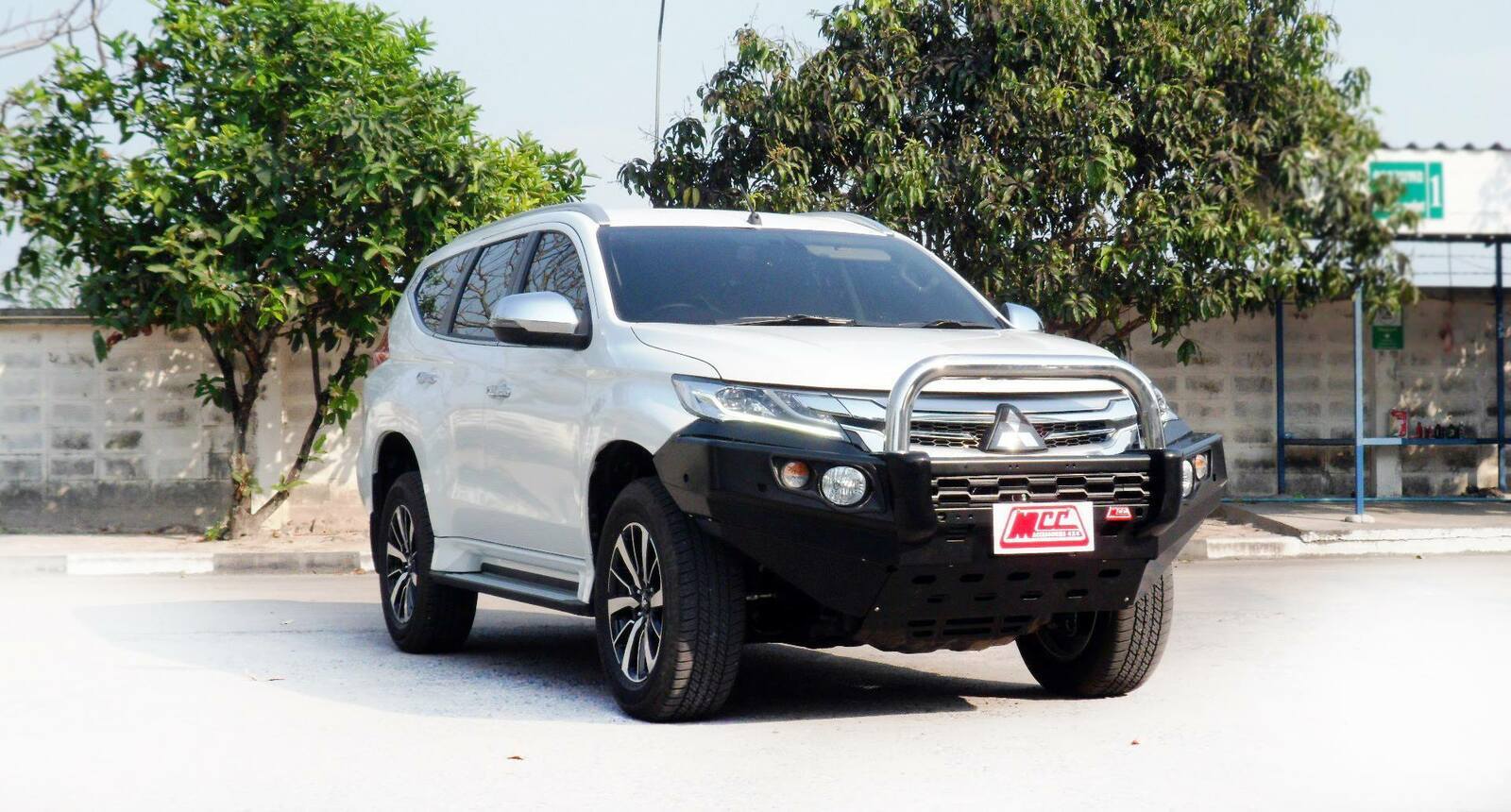 MCC STAINLESS SINGLE LOOP FALCON BAR WITH PLATES AND FOGS TO SUIT MITSUBSHI PAJERO SPORT 12/2015-2020