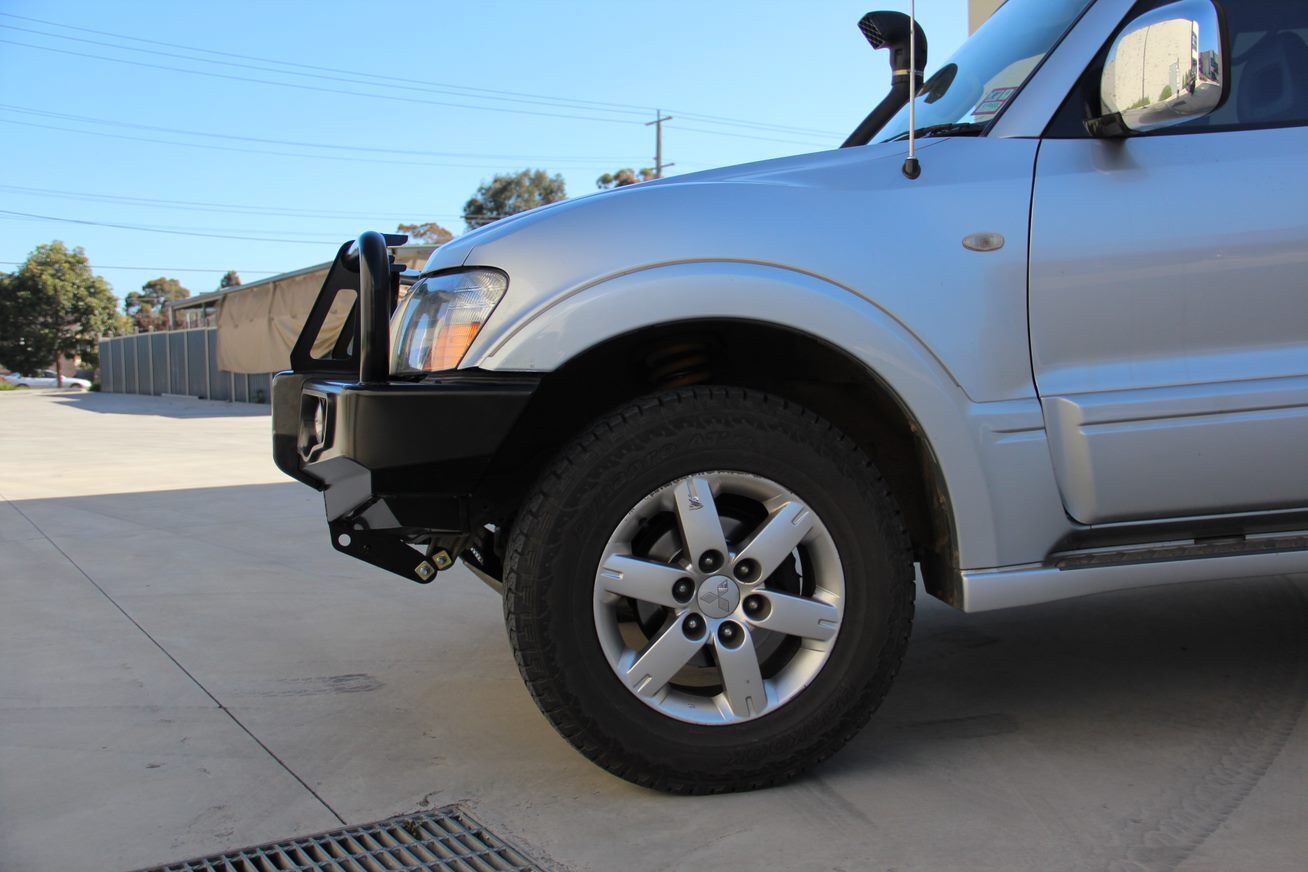 MCC FALCON A-FRAME BAR W/ FOGS & PLATES TO SUIT MITSUBISHI PAJERO (NM, NP) 2000-2006
