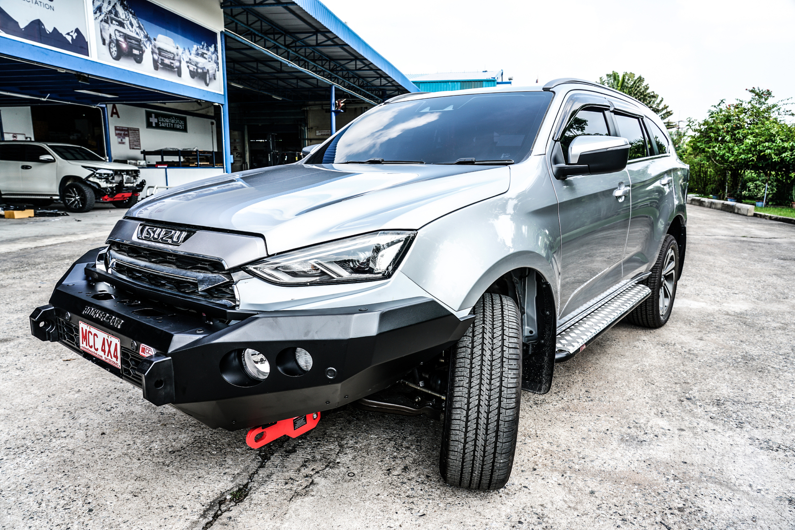 MCC NO LOOP ROCKER FRONT BAR W/UBP & FOGS - ISUZU MUX 2021 ON