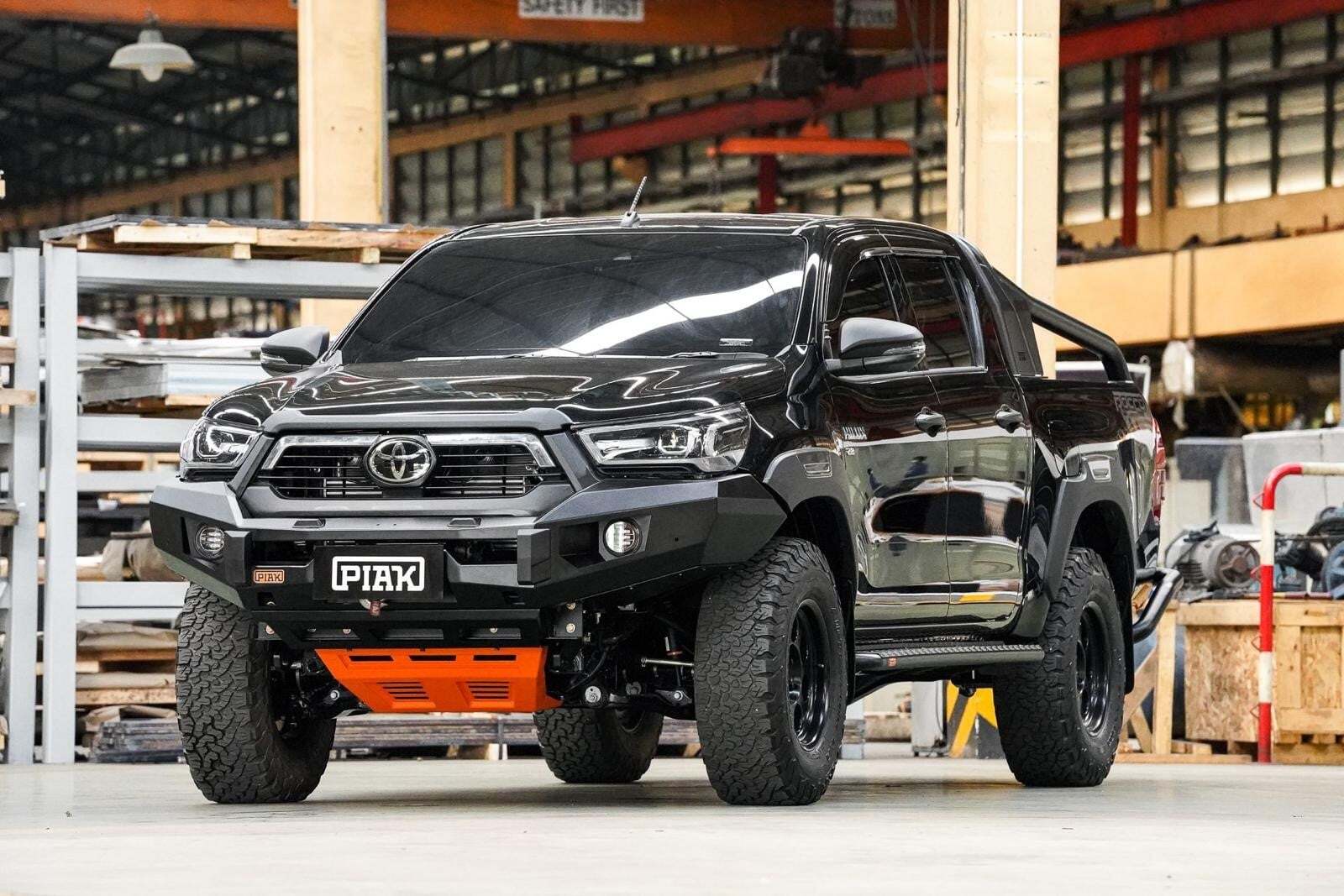 PIAK ELITE NO LOOP BAR W/BLACK TOW POINTS & BLACK UBP TO SUIT TOYOTA HILUX (2020-ON)