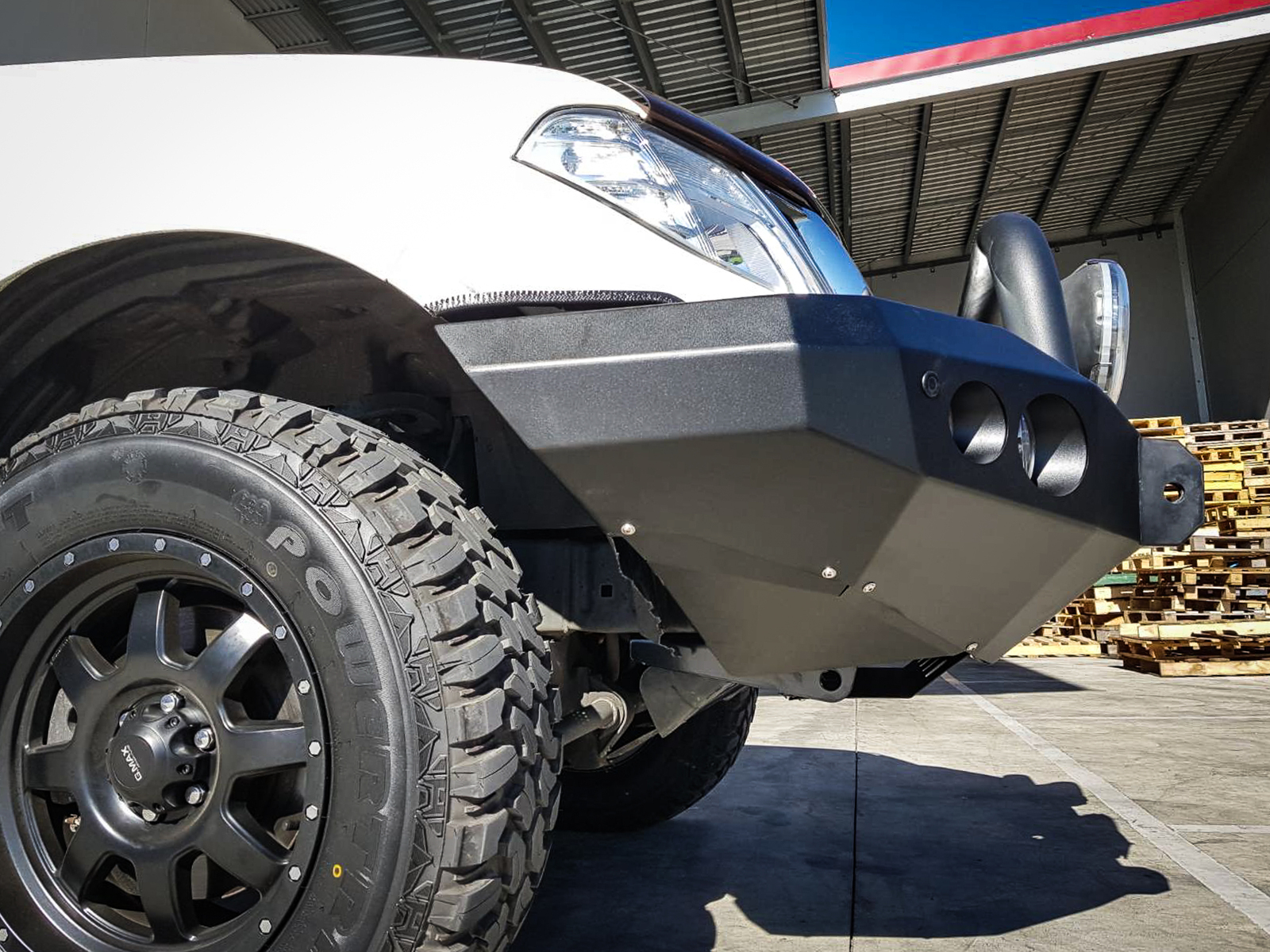 MCC ROCKER BLACK SINGLE LOOP W/ FOGS & PLATES TO SUIT NISSAN NAVARA D40 11-15 & PATHFINDER R51 11-13 (SMOOTH)