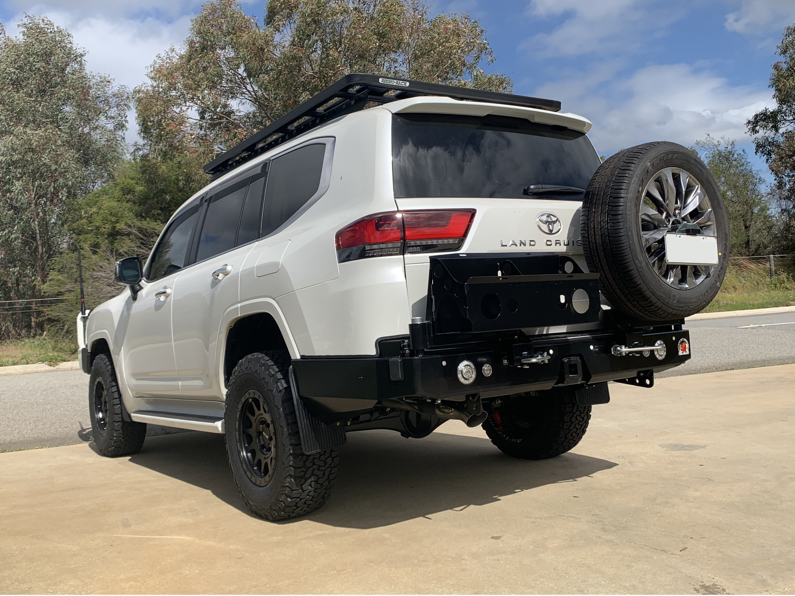 OUTBACK ACCESSORIES WHEEL CARRIER (SINGLE WHEEL, DUAL JERRY) TO SUIT LAND CRUISER 300 SERIES (2022-ON)