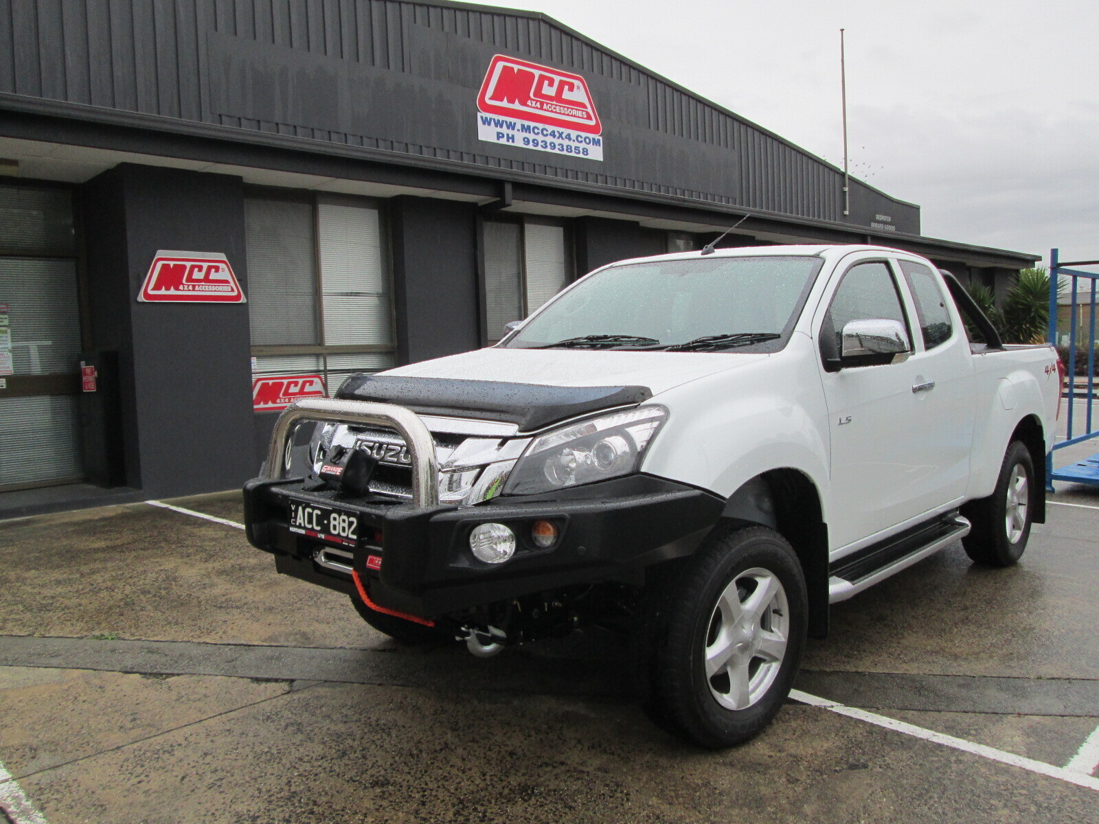 MCC 'FALCON SINGLE LOOP BULLBAR - STAINLESS OR BLACK LOOP - ISUZU D-MAX (4WD) 2012-2016