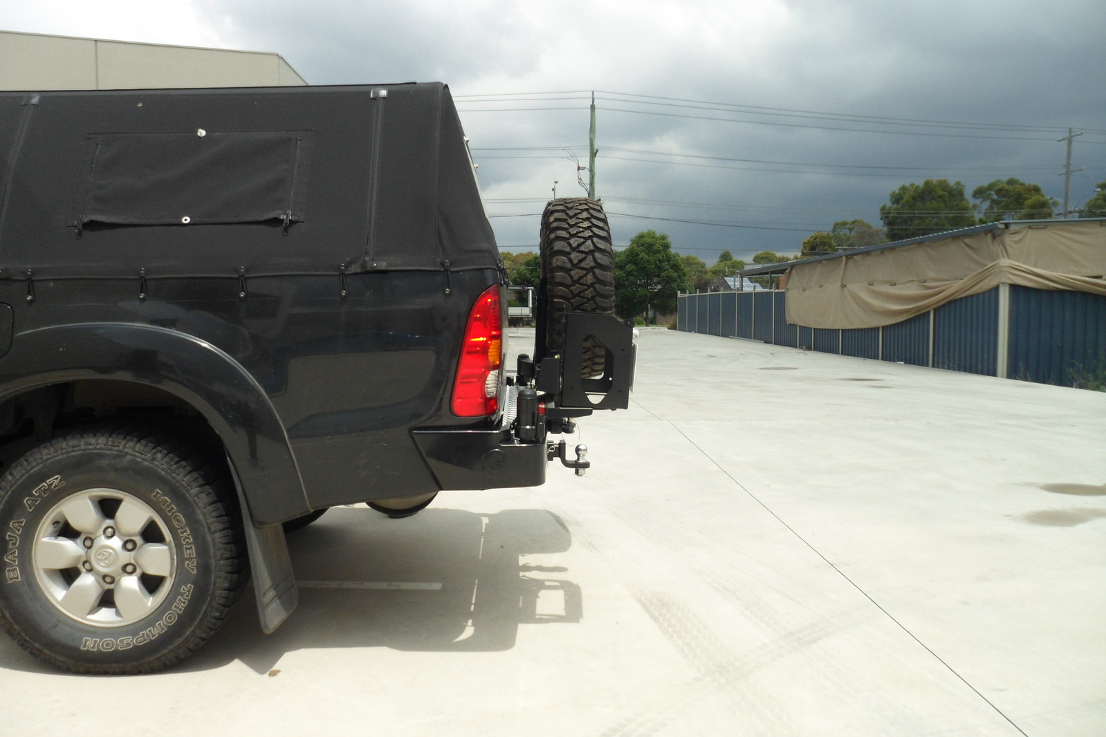 MCC WHEEL CARRIER AND DUAL JERRY CAN TO SUIT TOYOTA HILUX (VIGO, MK7, MK6) 1997-2015