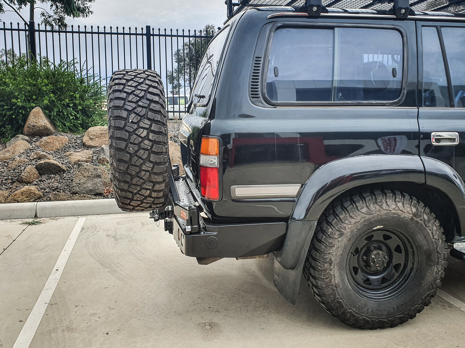 MCC WHEEL CARRIER AND DUAL JERRY CAN - TOYOTA LANDCRUISER 80 SERIES 1990-1997