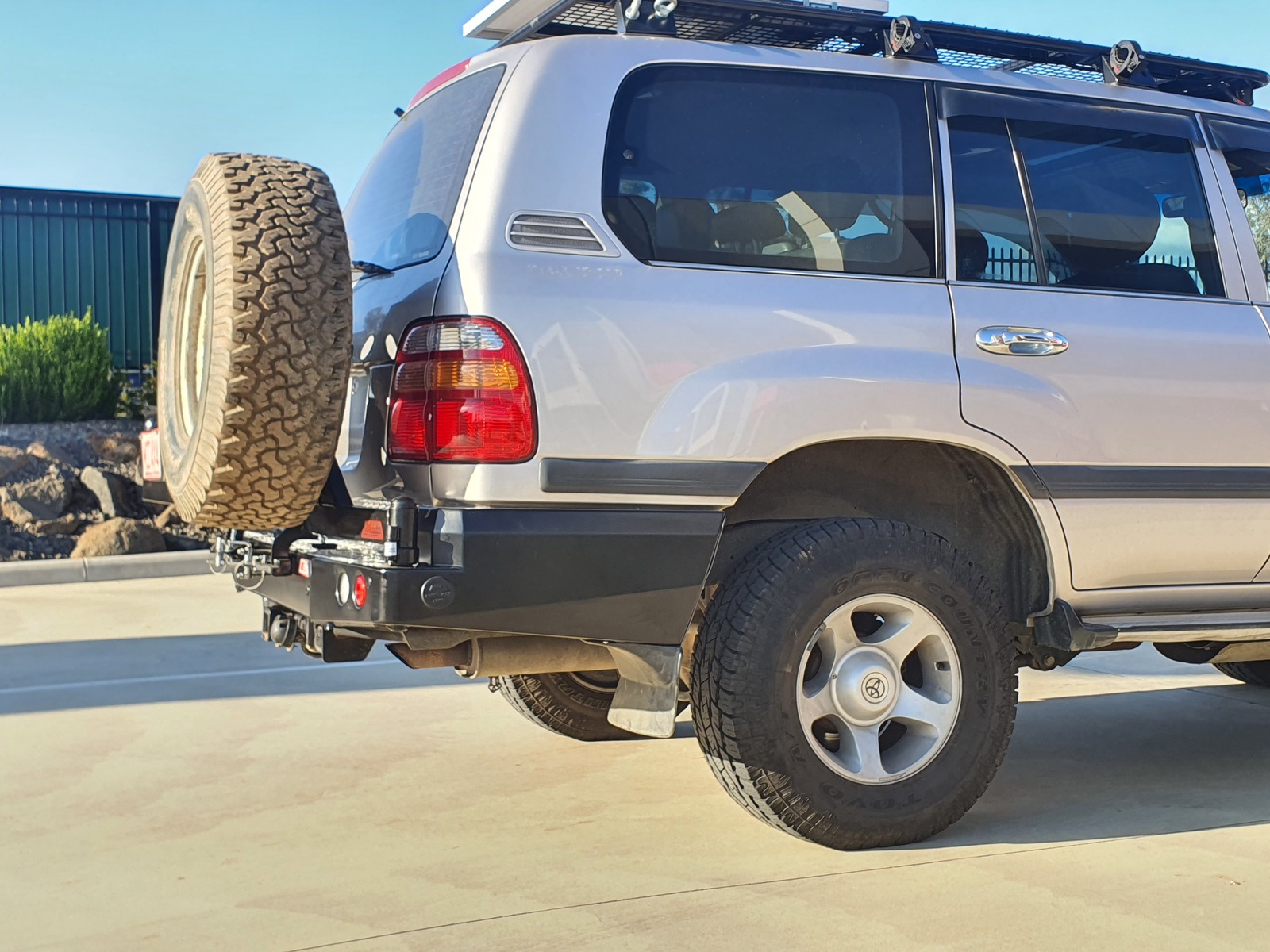 MCC WHEEL CARRIER AND DUAL JERRY CAN - TOYOTA LANDCRUISER 100S/105S (IFS, LIVE AXLE) 1998-2007