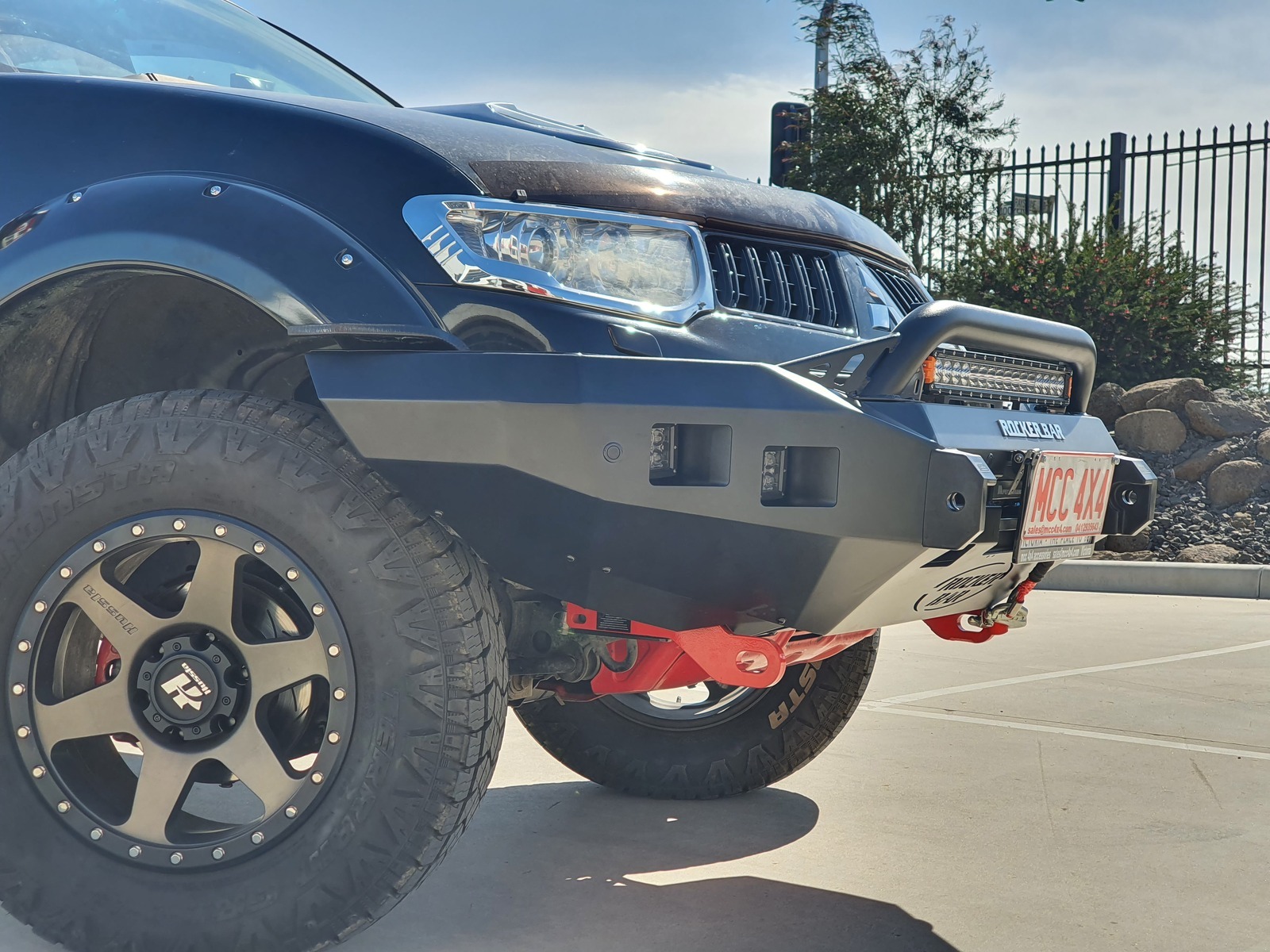 MCC 'ROCKER NO LOOP' BULL BAR W/ FOG & PLATES TO SUIT MITSUBSHI TRITON ML, MN & CHALLENGER (PB-PC)