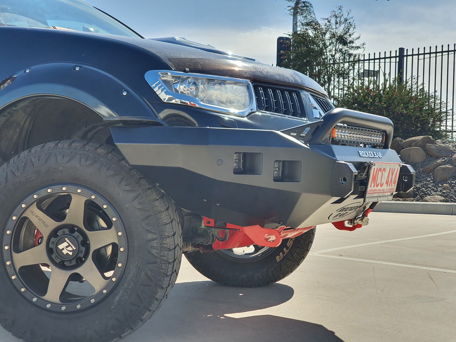 MCC 'ROCKER NO LOOP' BULL BAR W/ FOG & PLATES TO SUIT MITSUBSHI TRITON ML, MN & CHALLENGER (PB-PC)