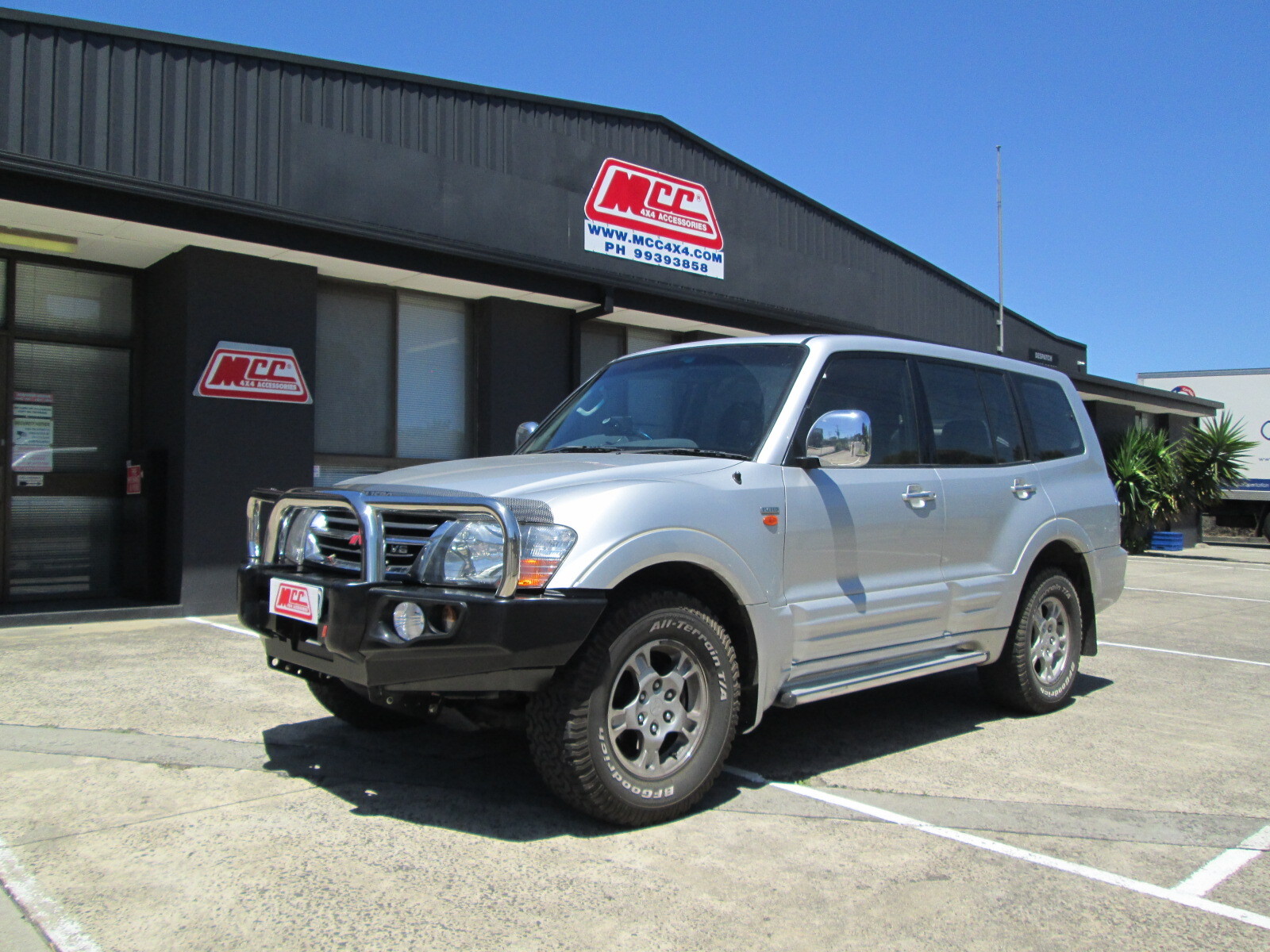 MCC FALCON STAINLESS TRIPLE LOOP W/ PLATES & FOGS TO SUIT MITSUBISHI PAJERO (NM, NP) 2000-2006