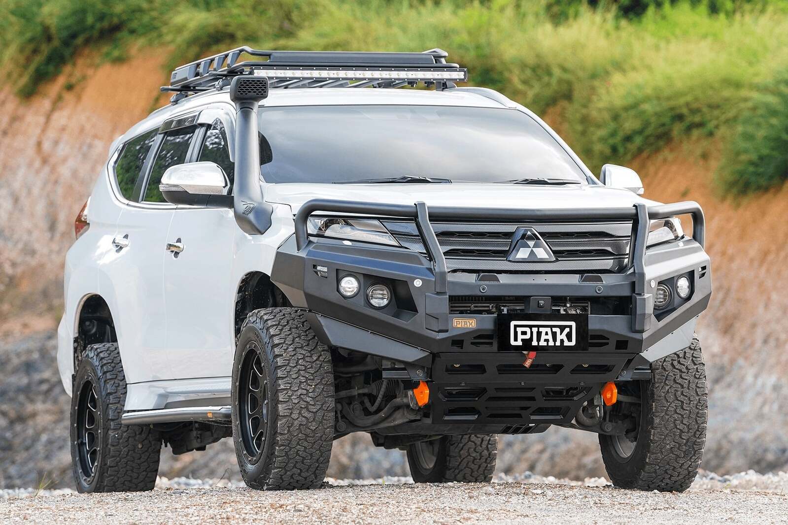 PIAK ELITE POST BAR W/ORANGE TOW POINTS & BLACK UBP TO SUIT MITSUBISHI PAJERO SPORT QF (2020-ON)