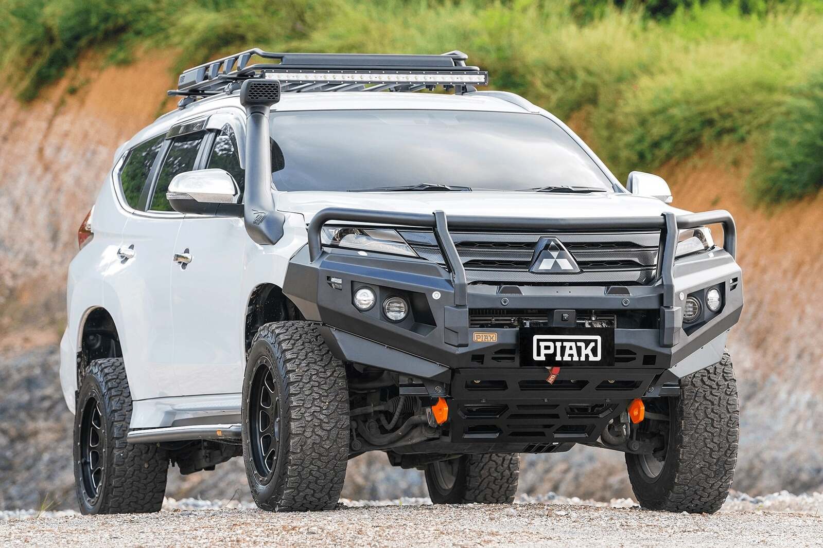 PIAK ELITE POST BAR W/ORANGE TOW POINTS & BLACK UBP TO SUIT MITSUBISHI PAJERO SPORT QF (2020-ON)