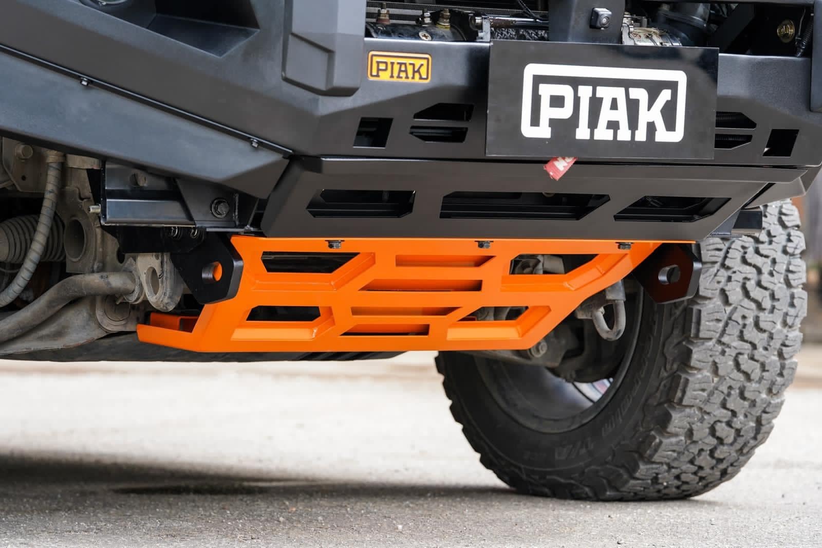 PIAK ELITE POST BAR W/BLACK TOW POINTS & ORANGE UBP TO SUIT MITSUBISHI PAJERO SPORT QF (2020-ON)