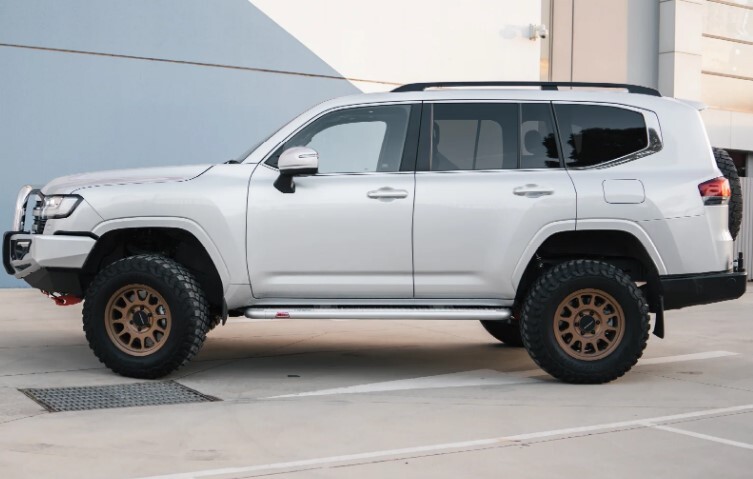 MCC SIDE STEP (CHROME STEP PLATE) TO SUIT TOYOTA LANDCRUISER 300 SERIES 2022-ON