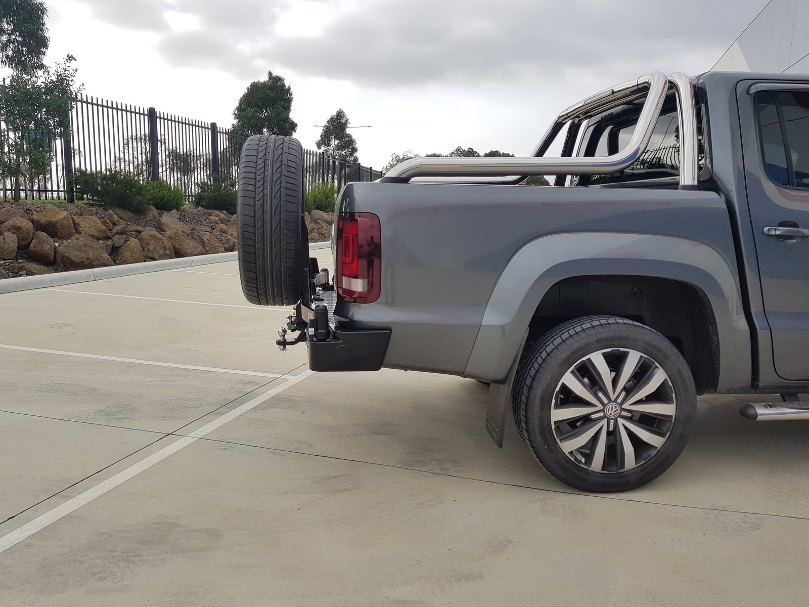 MCC SINGLE WHEEL CARRIER AND DUAL JERRY CAN TO SUIT VOLKSWAGEN AMAROK 2011 ON