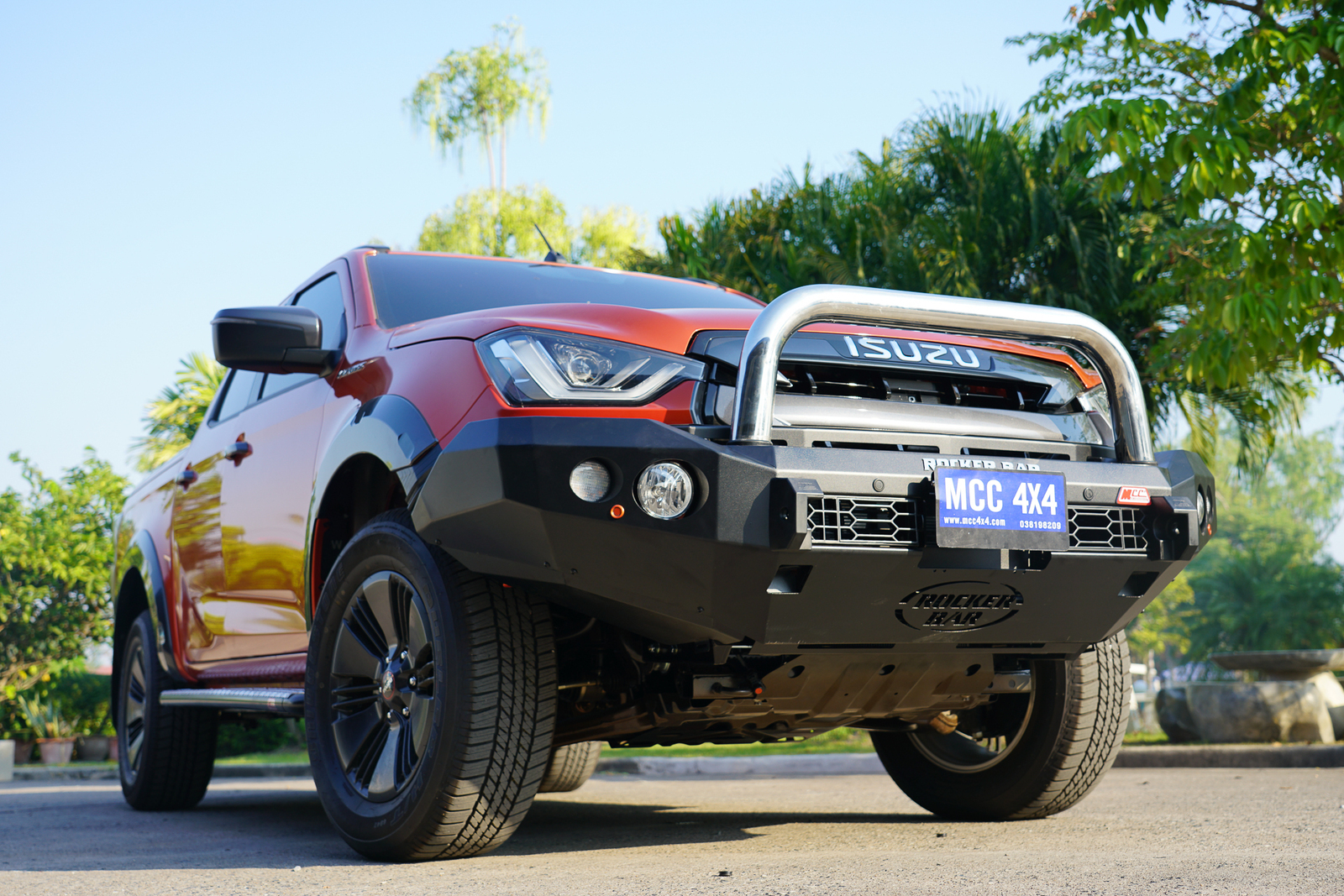 MCC ROCKER BULLBARS W/FOGS TO SUIT ISUZU DMAX 2020