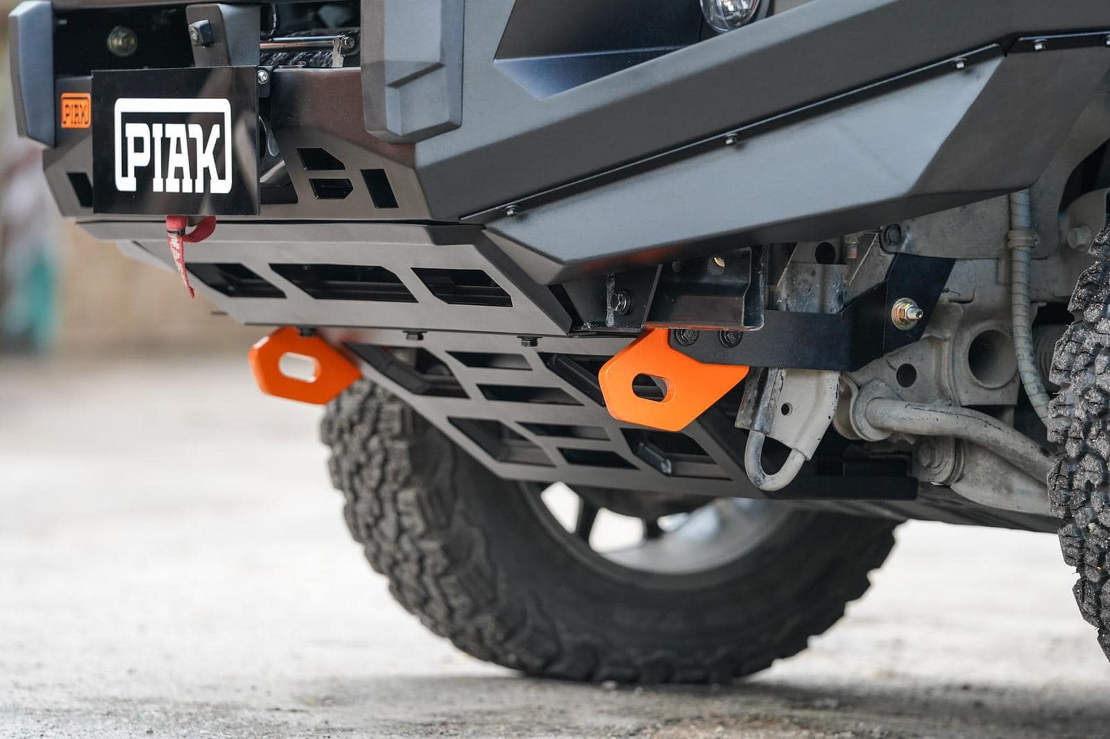 PIAK ELITE NO LOOP BAR W/ORANGE TOW POINTS & ORANGE UBP TO SUIT TOYOTA HILUX (2020-ON)