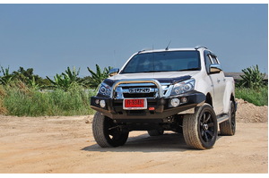 MCC 'FALCON SINGLE LOOP BULLBAR - STAINLESS OR BLACK LOOP - ISUZU D-MAX (4WD) 2012-2016