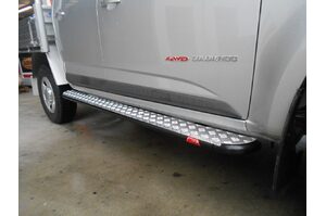MCC HEAVY DUTY STEEL SIDE STEP WITH RAIL & SWIVEL BLACK TO SUIT D-MAX 2012-2019