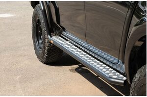 PIAK SIDE STEPS_ AL CHECKER PLATE SILVER ANODIZED NISSAN NAVARA NP300